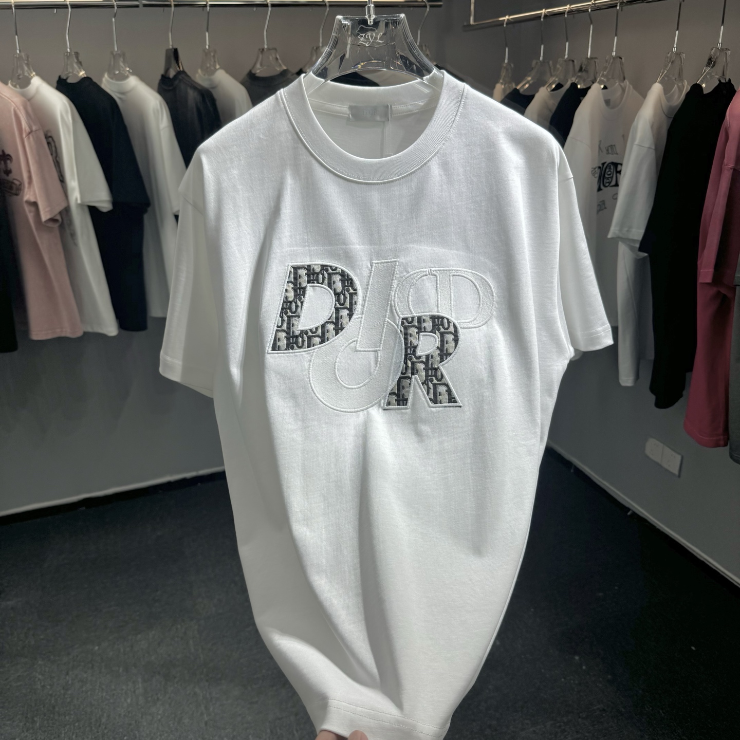 Dior Dior 迪奥2026ss早春新款圆领短袖 270克双纱纯棉面料 重工刺绣贴布提花牛仔面料 细节满满