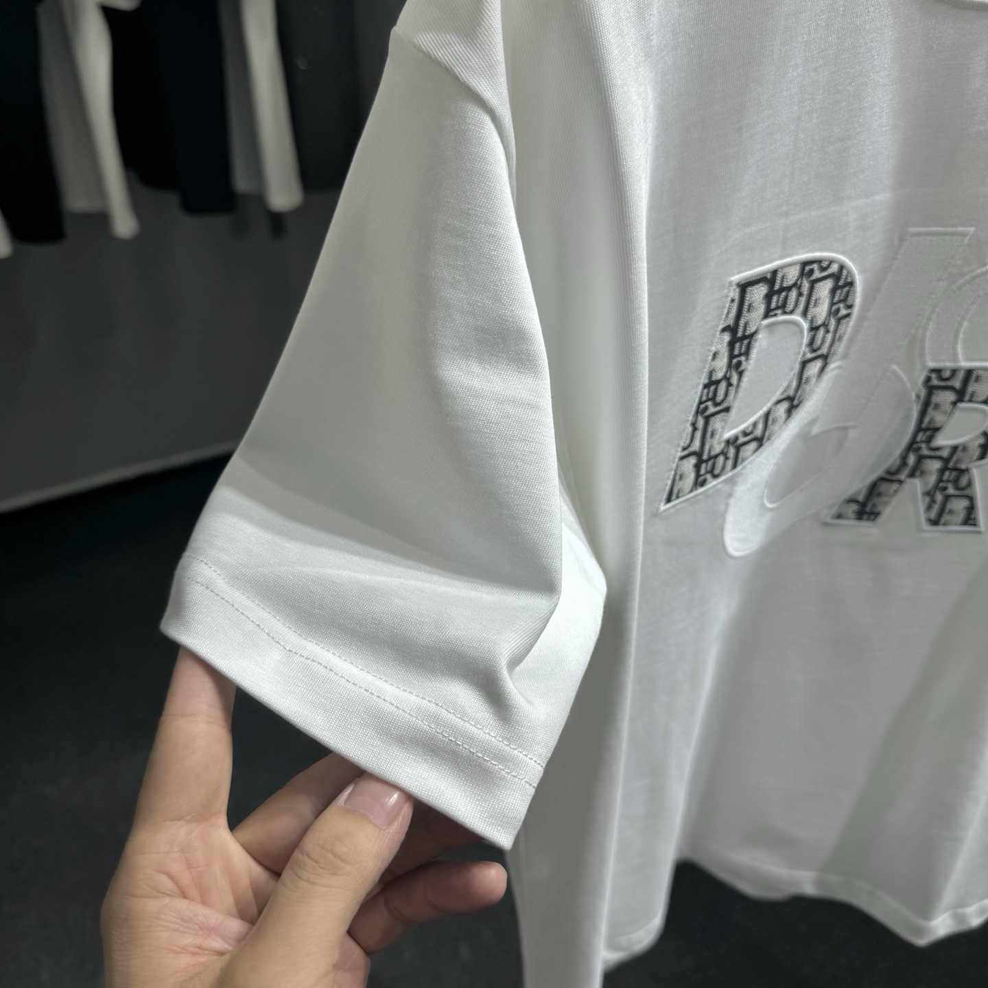 Dior Dior 迪奥2026ss早春新款圆领短袖 270克双纱纯棉面料 重工刺绣贴布提花牛仔面料 细节满满