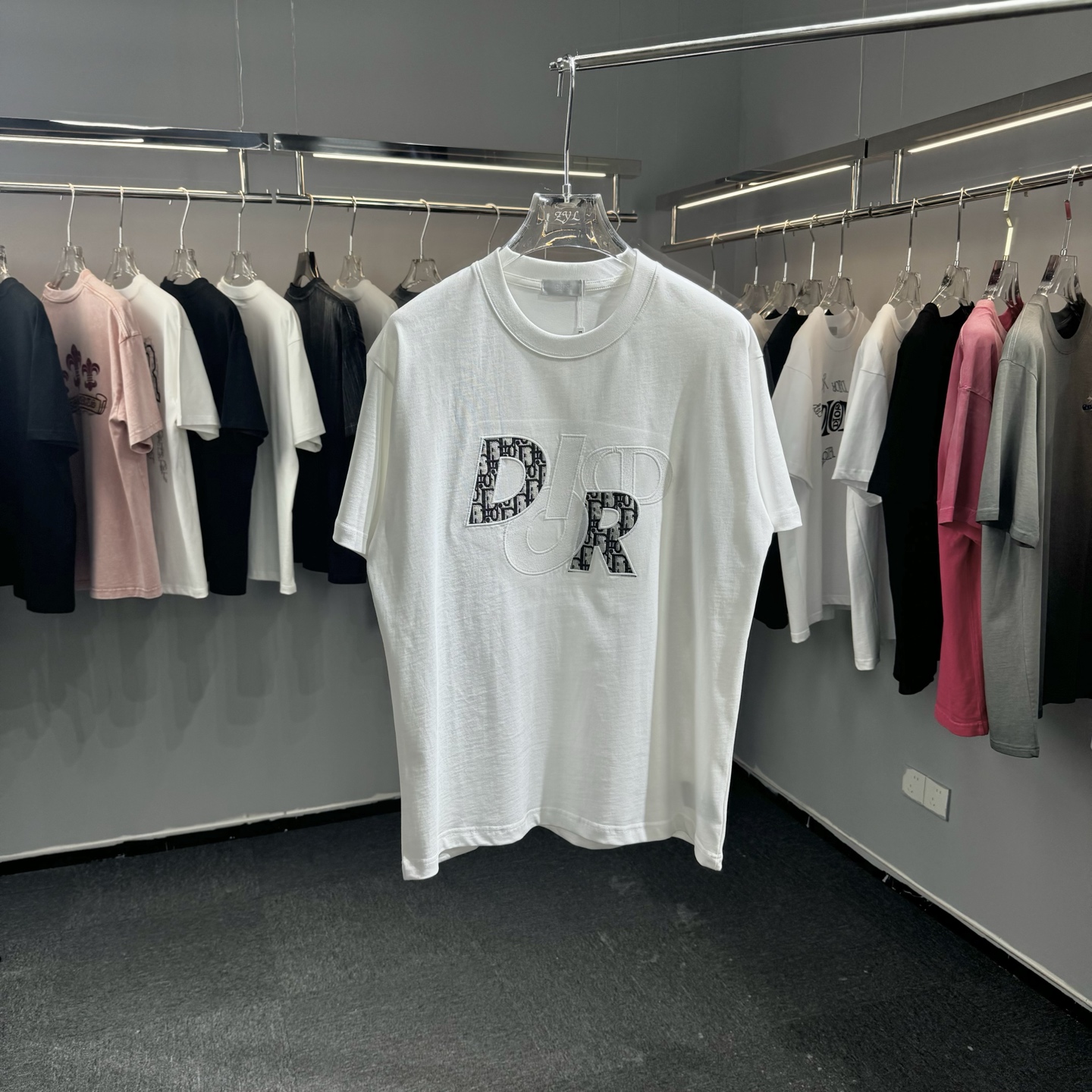 Dior Dior 迪奥2026ss早春新款圆领短袖 270克双纱纯棉面料 重工刺绣贴布提花牛仔面料 细节满满