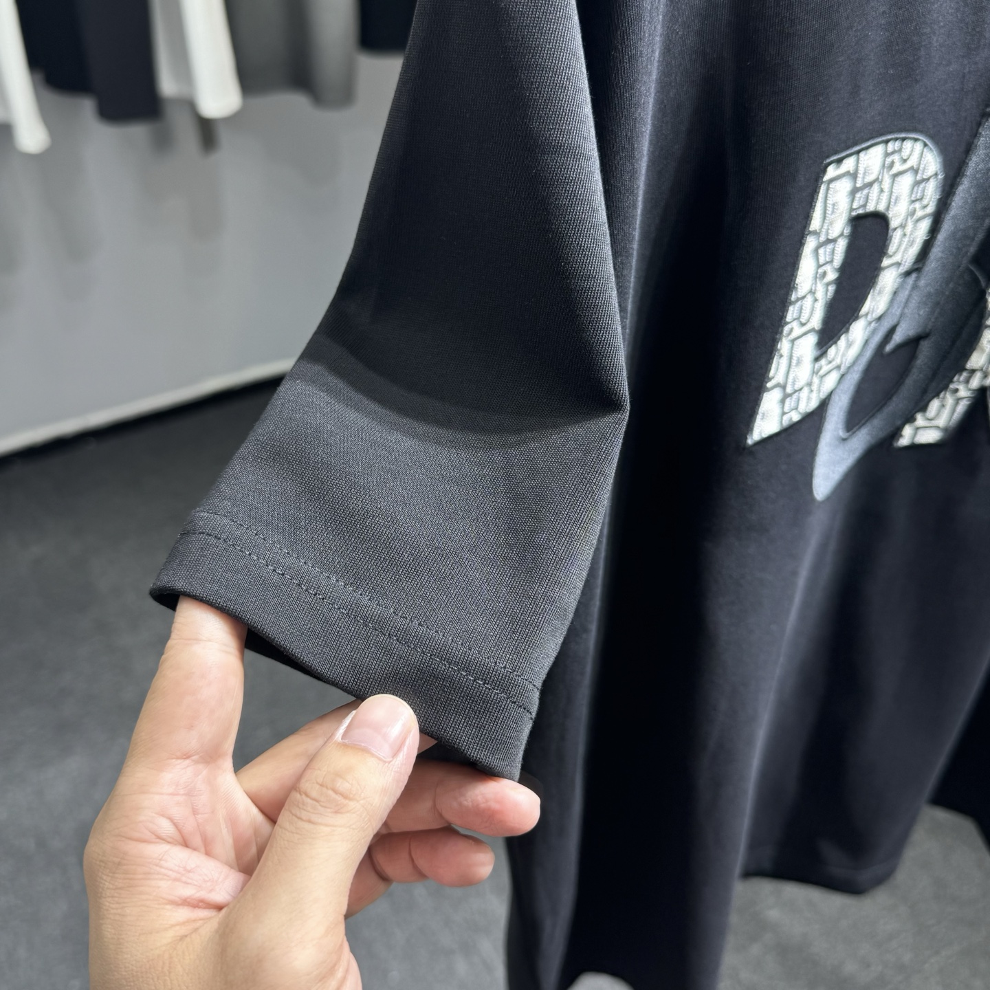 Dior Dior 迪奥2026ss早春新款圆领短袖 270克双纱纯棉面料 重工刺绣贴布提花牛仔面料 细节满满