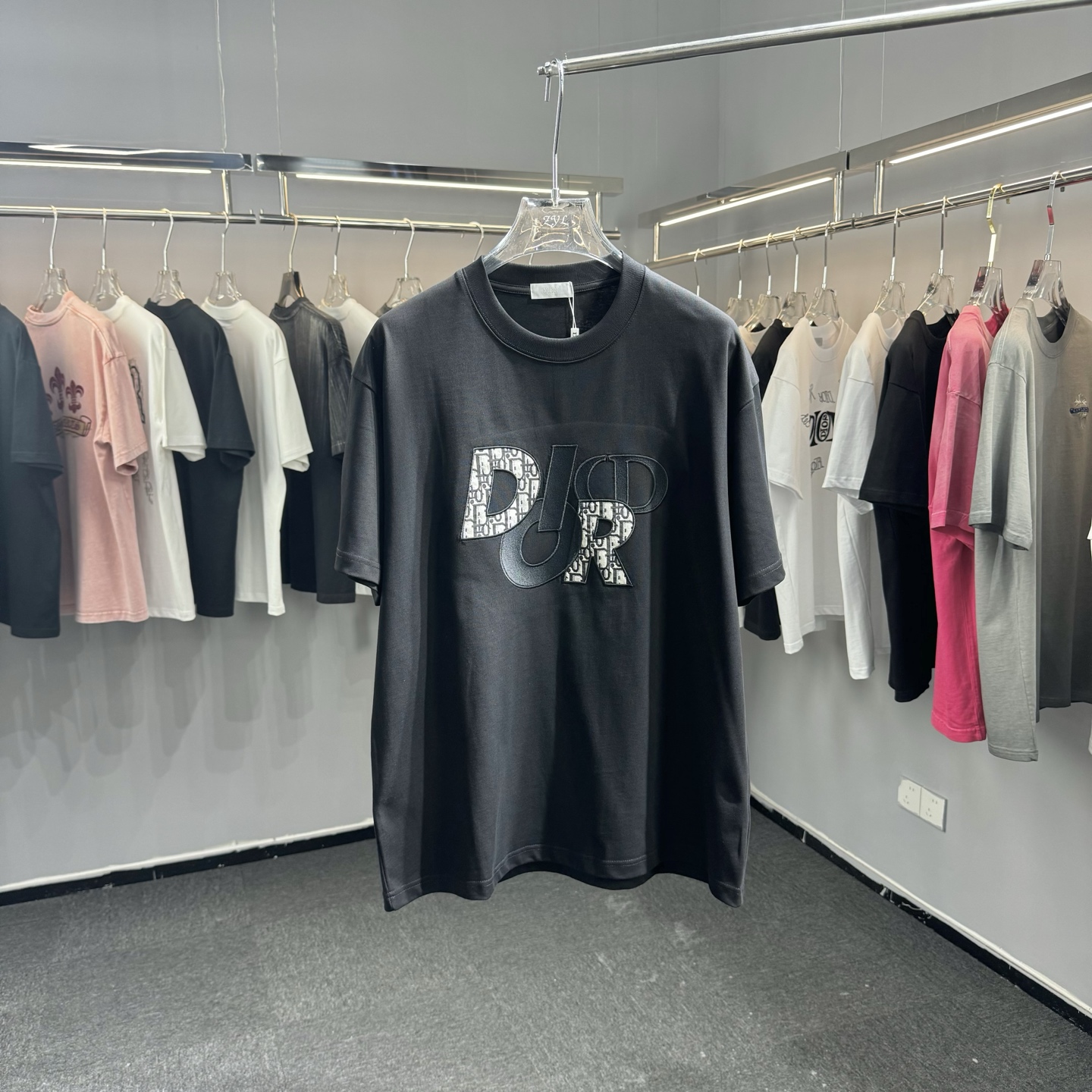 Dior Dior 迪奥2026ss早春新款圆领短袖 270克双纱纯棉面料 重工刺绣贴布提花牛仔面料 细节满满