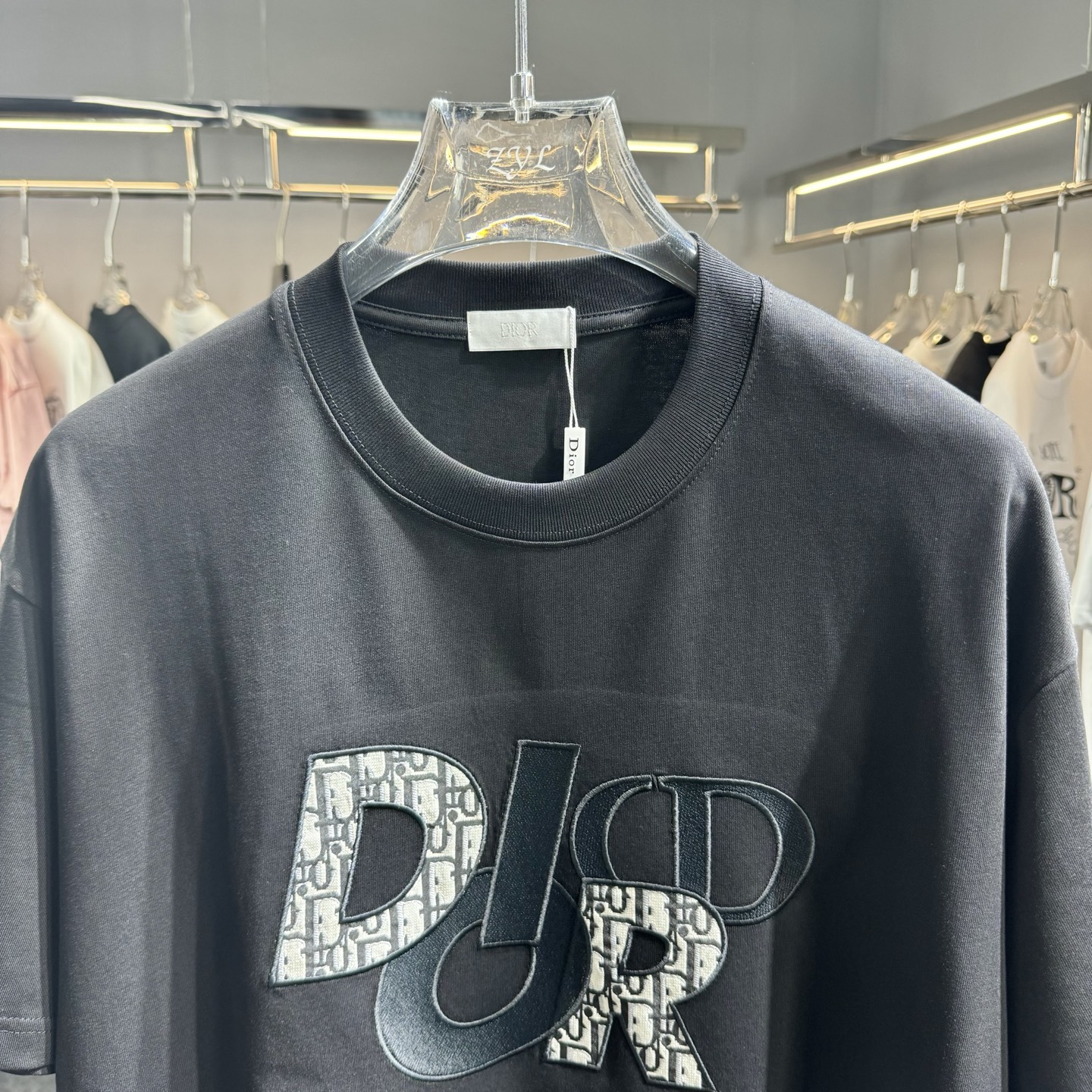 Dior Dior 迪奥2026ss早春新款圆领短袖 270克双纱纯棉面料 重工刺绣贴布提花牛仔面料 细节满满