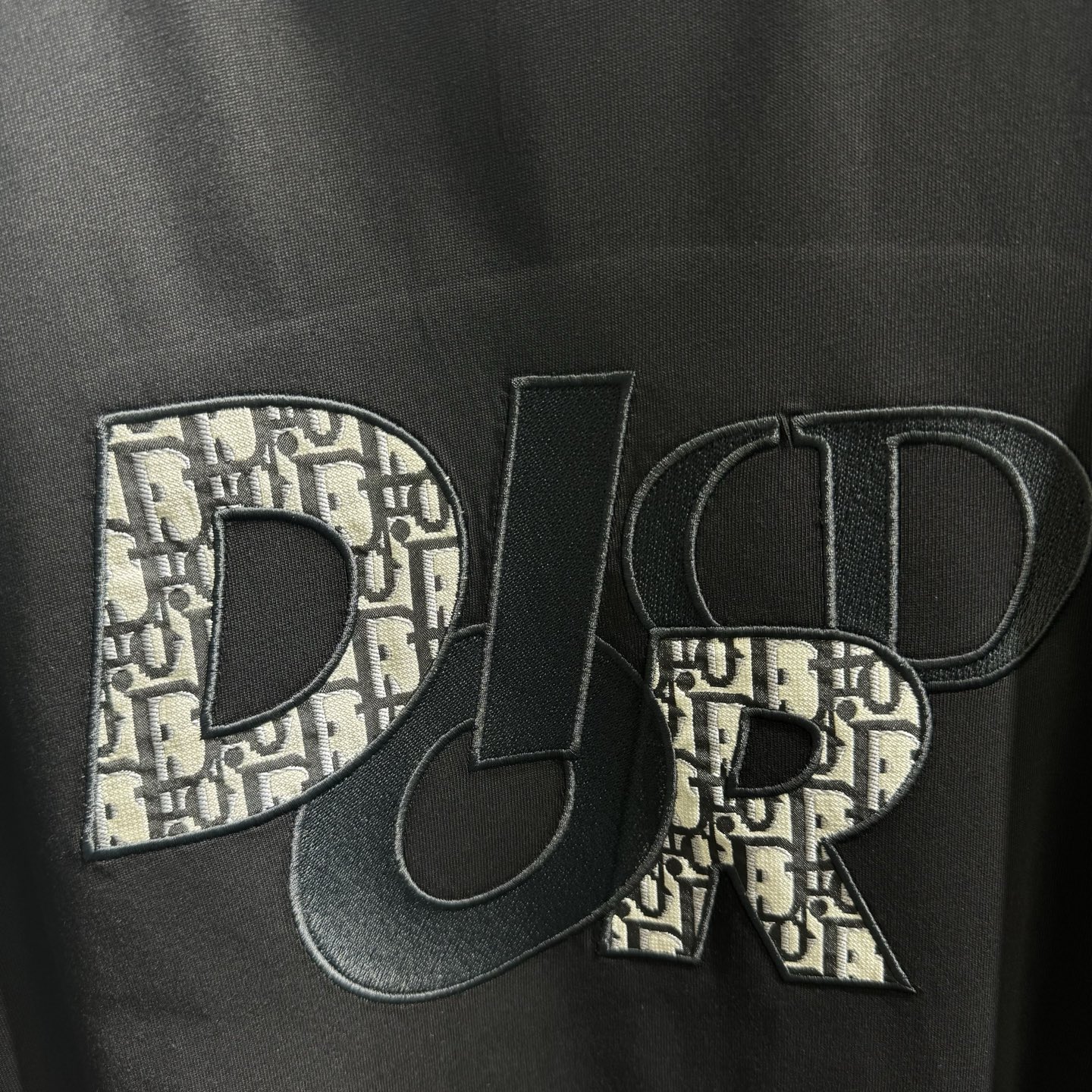 Dior Dior 迪奥2026ss早春新款圆领短袖 270克双纱纯棉面料 重工刺绣贴布提花牛仔面料 细节满满