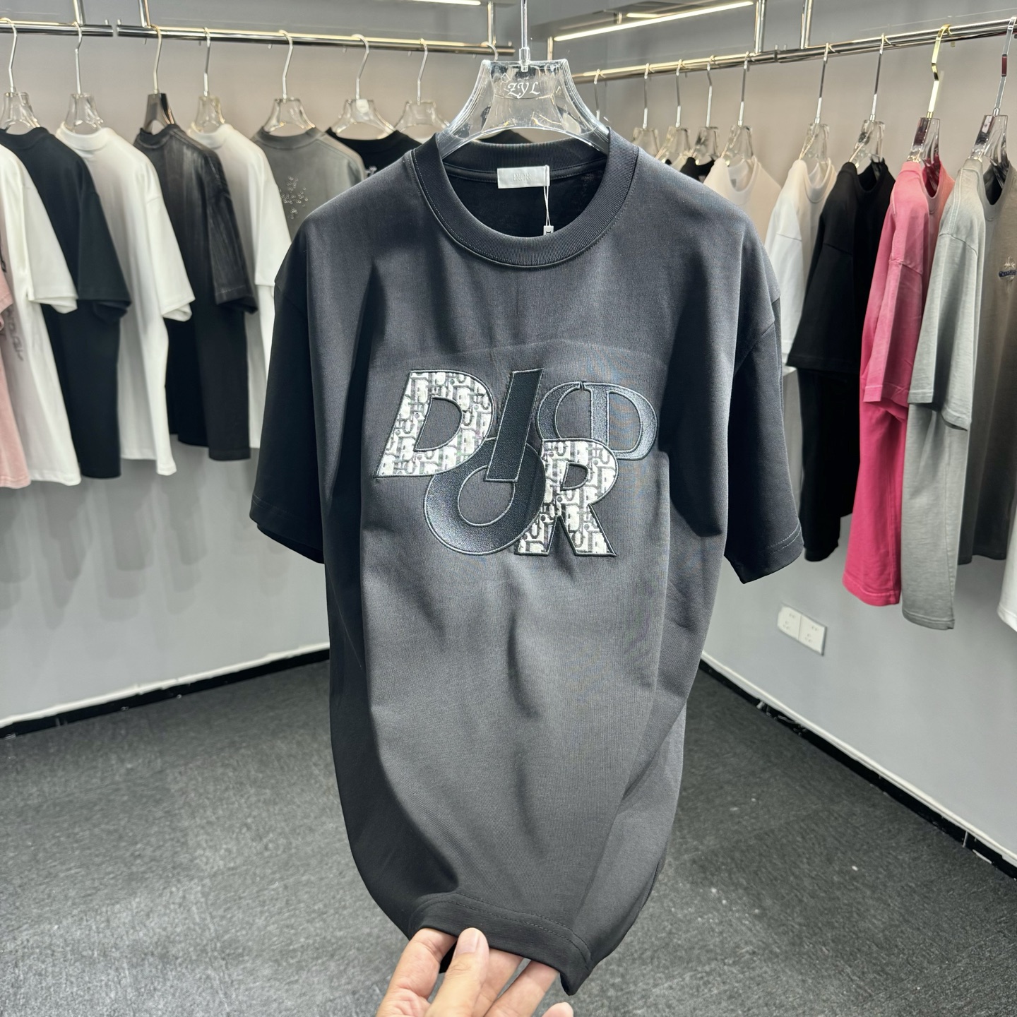 Dior Dior 迪奥2026ss早春新款圆领短袖 270克双纱纯棉面料 重工刺绣贴布提花牛仔面料 细节满满
