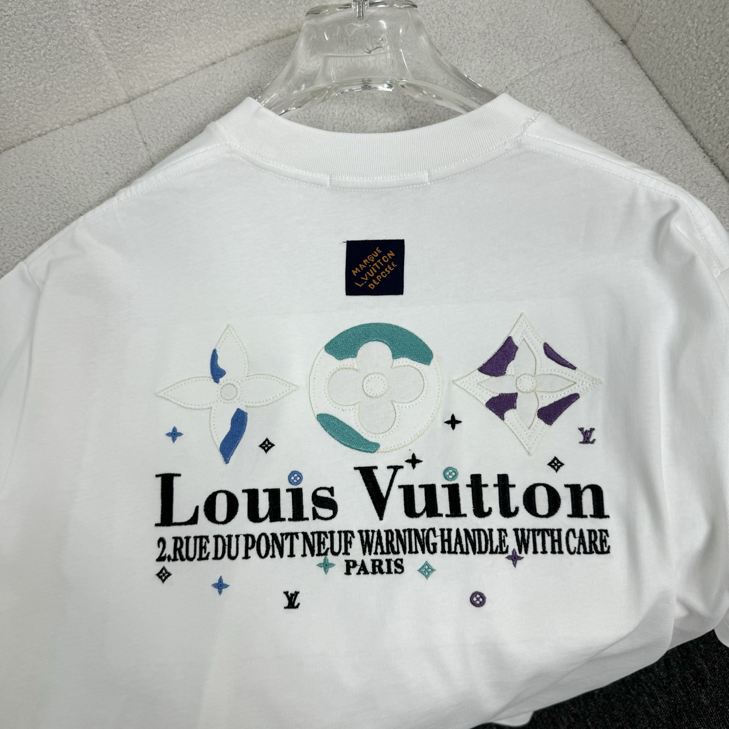 Louis Vuitton 26ss LV 驴家早春新款圆领短袖 采用270克纯棉面料 挨针绣花后幅贴本布刺绣 细节满满