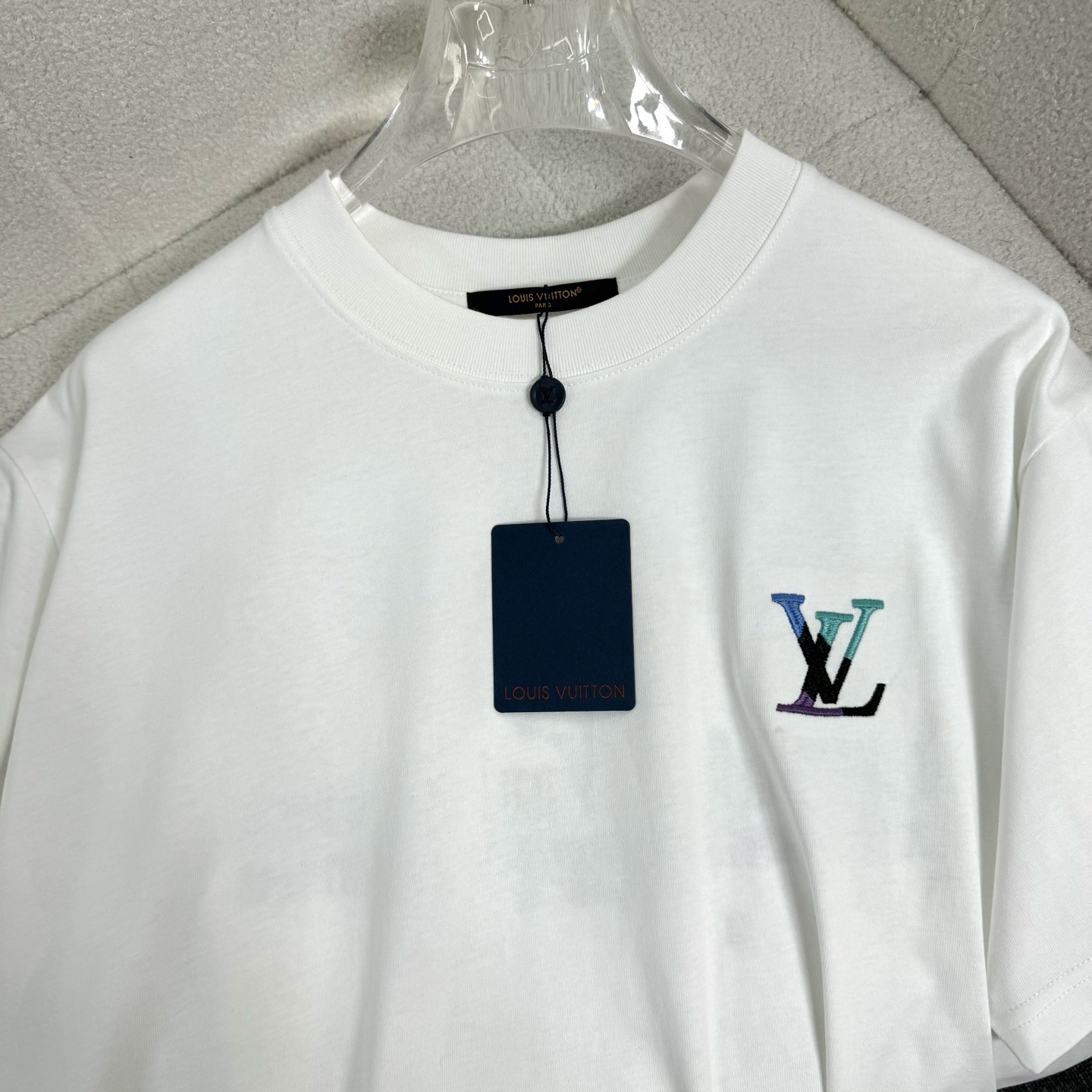 Louis Vuitton 26ss LV 驴家早春新款圆领短袖 采用270克纯棉面料 挨针绣花后幅贴本布刺绣 细节满满