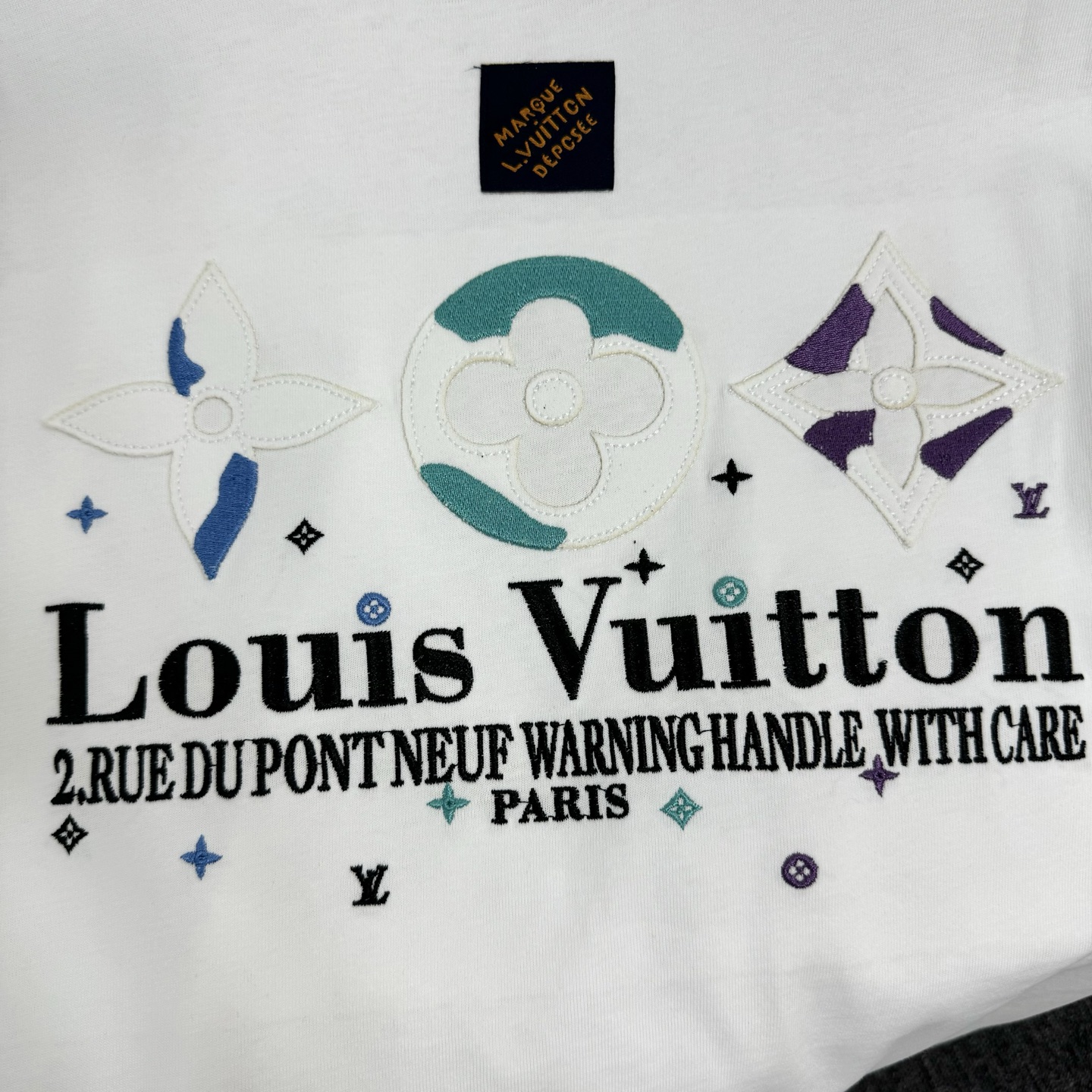 Louis Vuitton 26ss LV 驴家早春新款圆领短袖 采用270克纯棉面料 挨针绣花后幅贴本布刺绣 细节满满