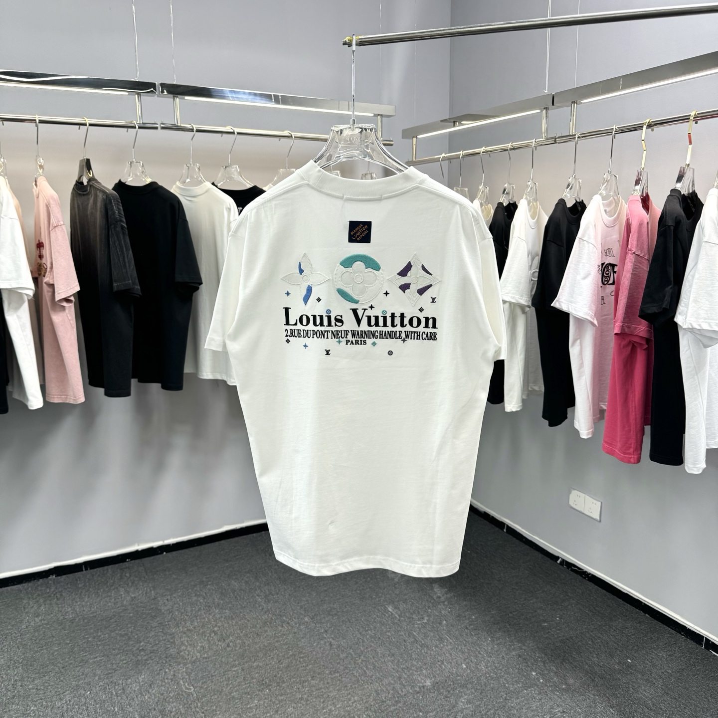 Louis Vuitton 26ss LV 驴家早春新款圆领短袖 采用270克纯棉面料 挨针绣花后幅贴本布刺绣 细节满满
