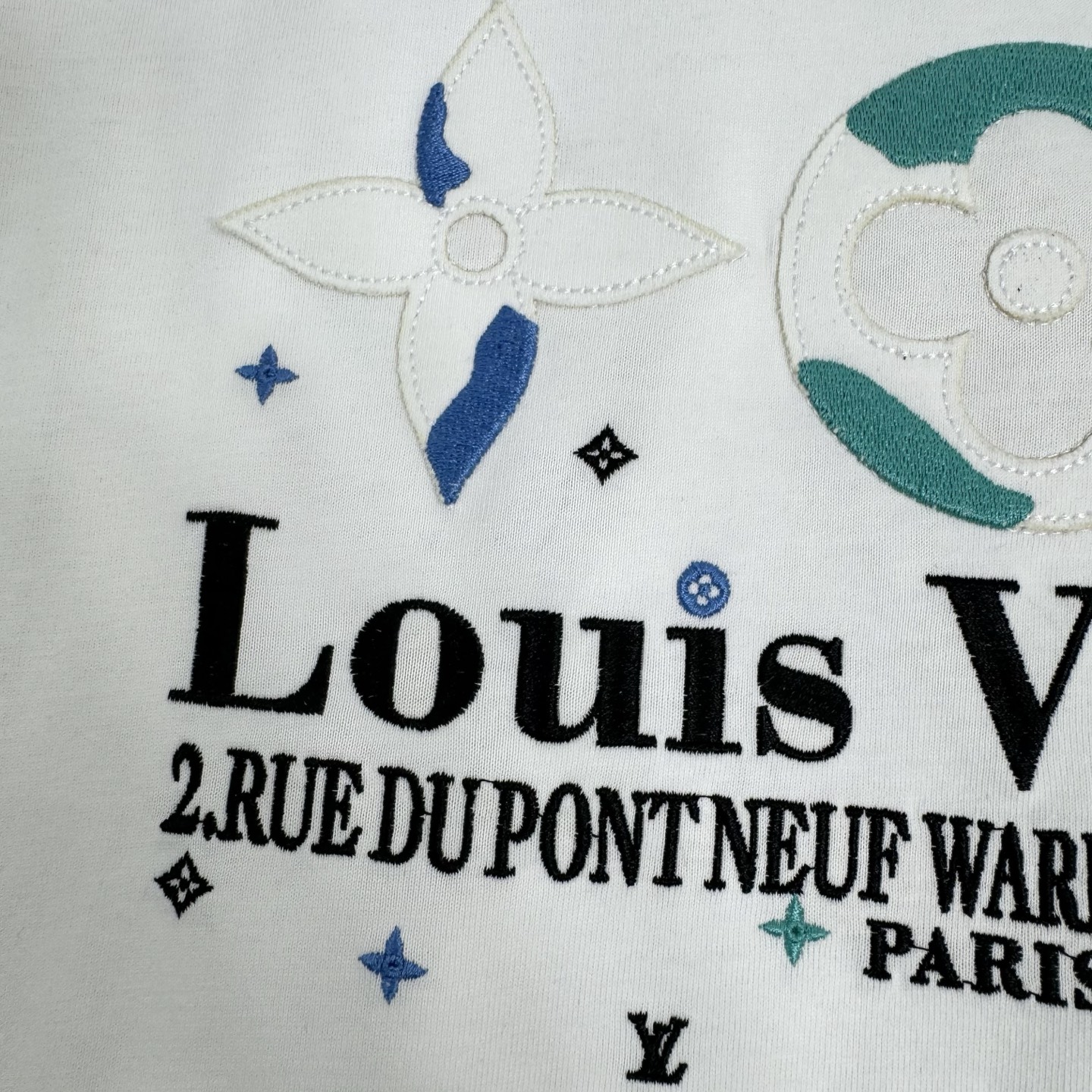Louis Vuitton 26ss LV 驴家早春新款圆领短袖 采用270克纯棉面料 挨针绣花后幅贴本布刺绣 细节满满