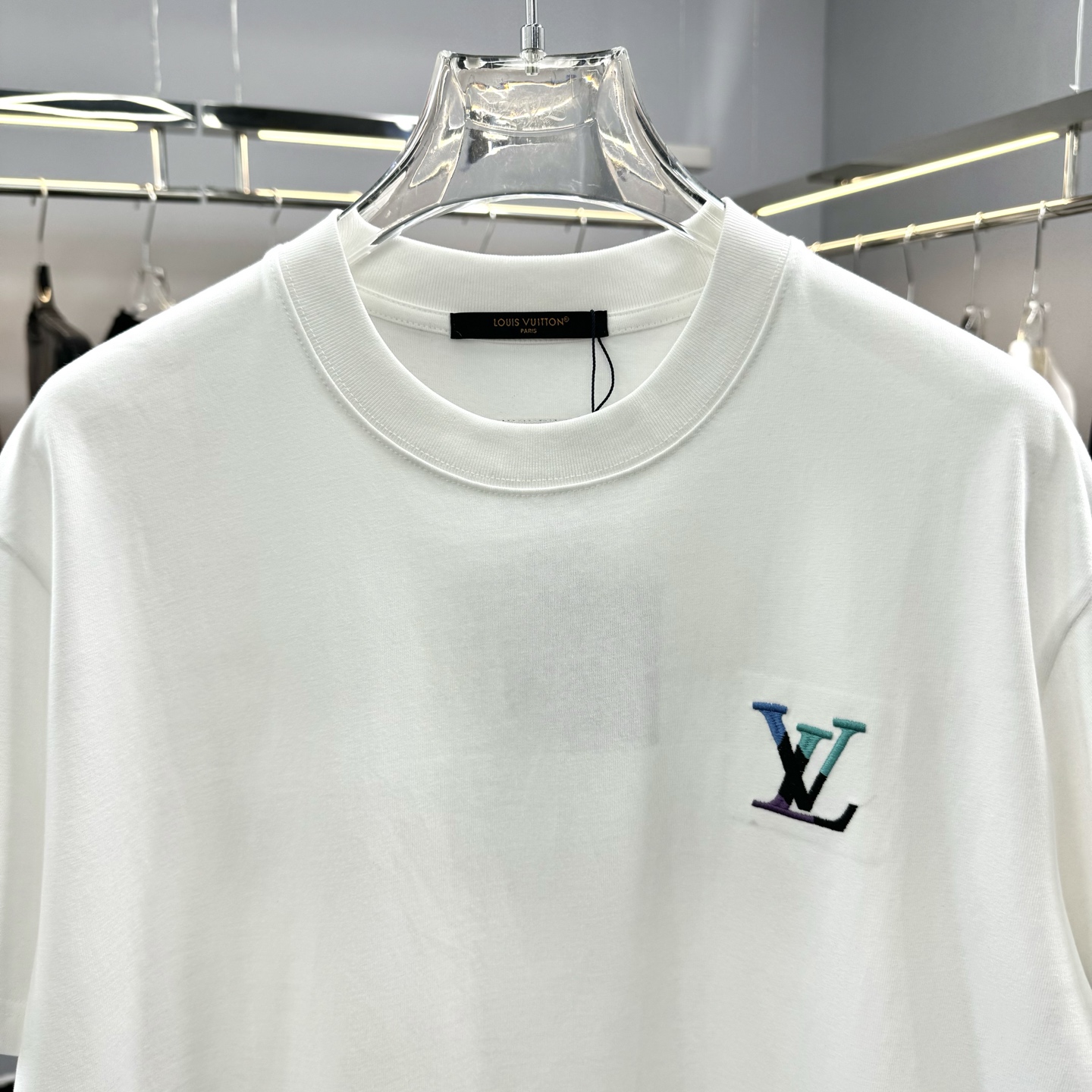 Louis Vuitton 26ss LV 驴家早春新款圆领短袖 采用270克纯棉面料 挨针绣花后幅贴本布刺绣 细节满满