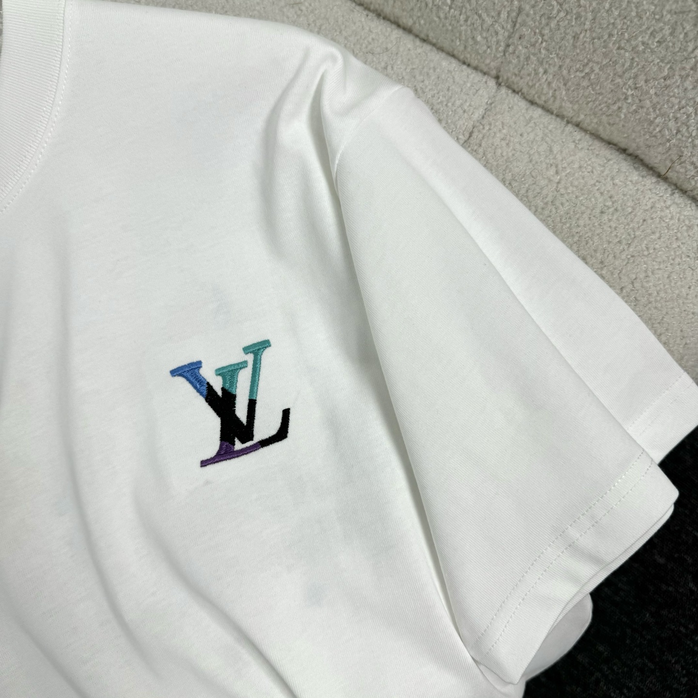 Louis Vuitton 26ss LV 驴家早春新款圆领短袖 采用270克纯棉面料 挨针绣花后幅贴本布刺绣 细节满满