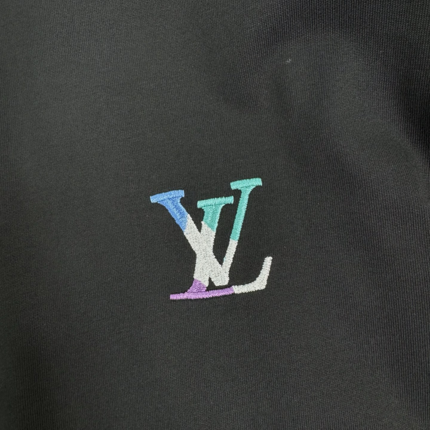 Louis Vuitton 26ss LV 驴家早春新款圆领短袖 采用270克纯棉面料 挨针绣花后幅贴本布刺绣 细节满满