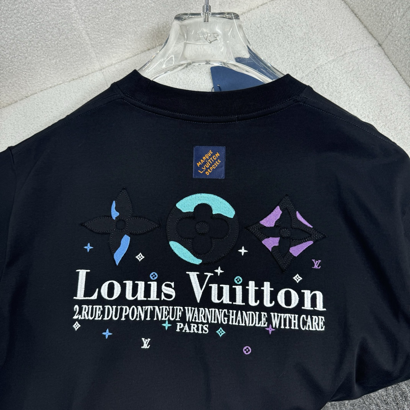 Louis Vuitton 26ss LV 驴家早春新款圆领短袖 采用270克纯棉面料 挨针绣花后幅贴本布刺绣 细节满满