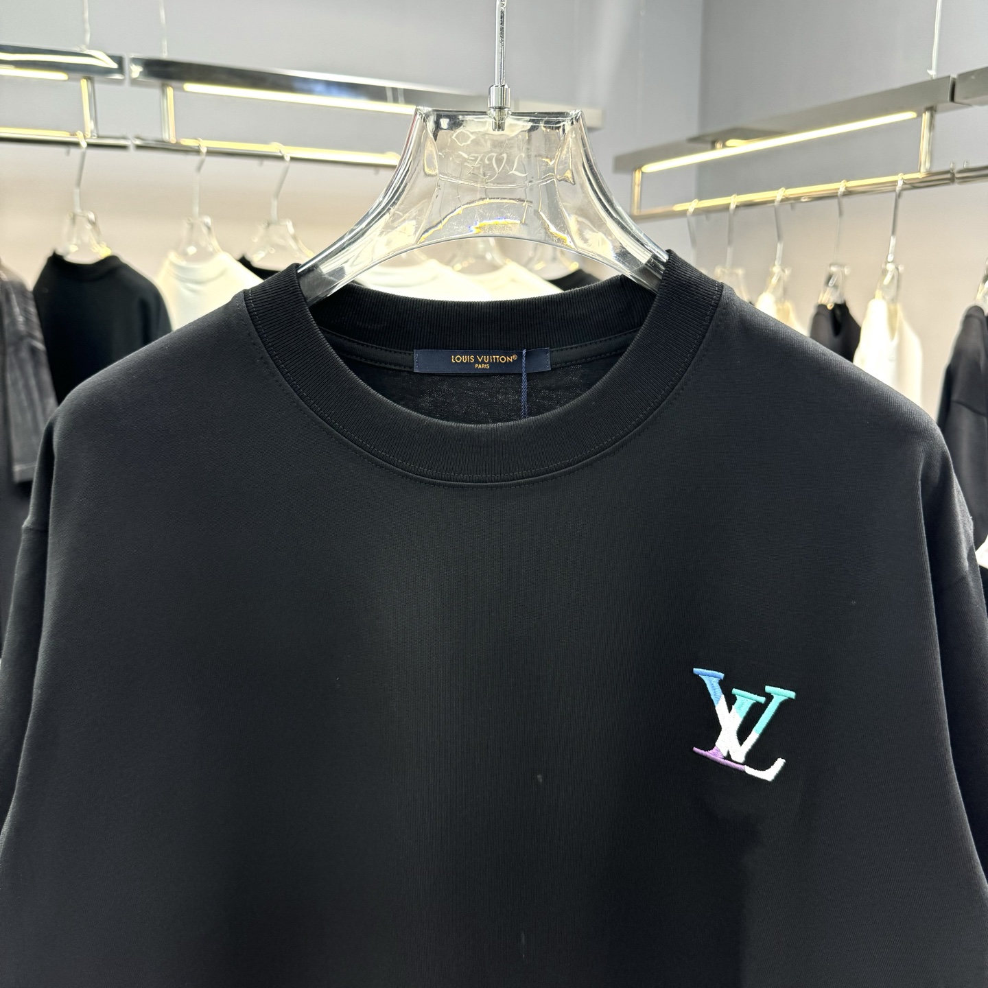 Louis Vuitton 26ss LV 驴家早春新款圆领短袖 采用270克纯棉面料 挨针绣花后幅贴本布刺绣 细节满满