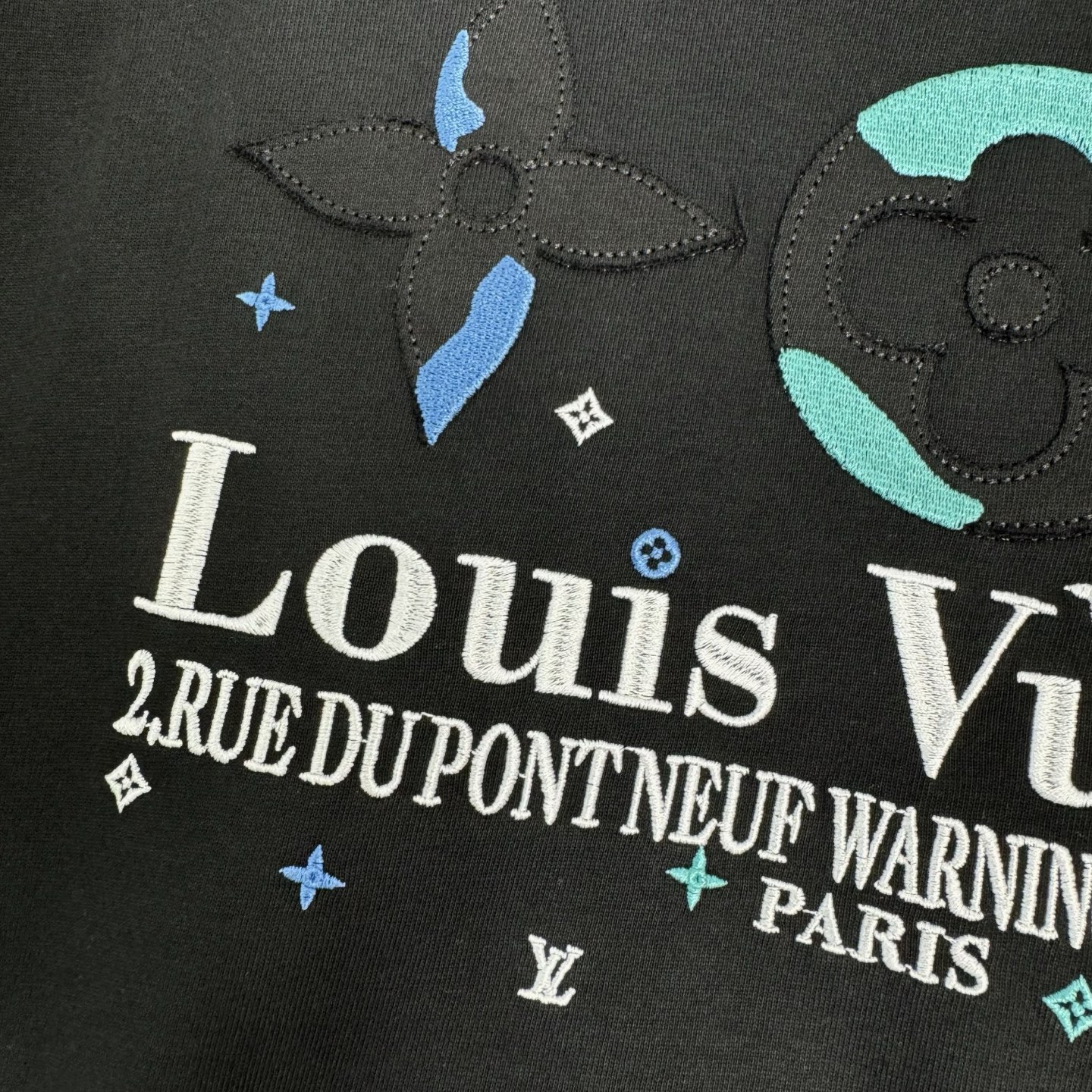 Louis Vuitton 26ss LV 驴家早春新款圆领短袖 采用270克纯棉面料 挨针绣花后幅贴本布刺绣 细节满满