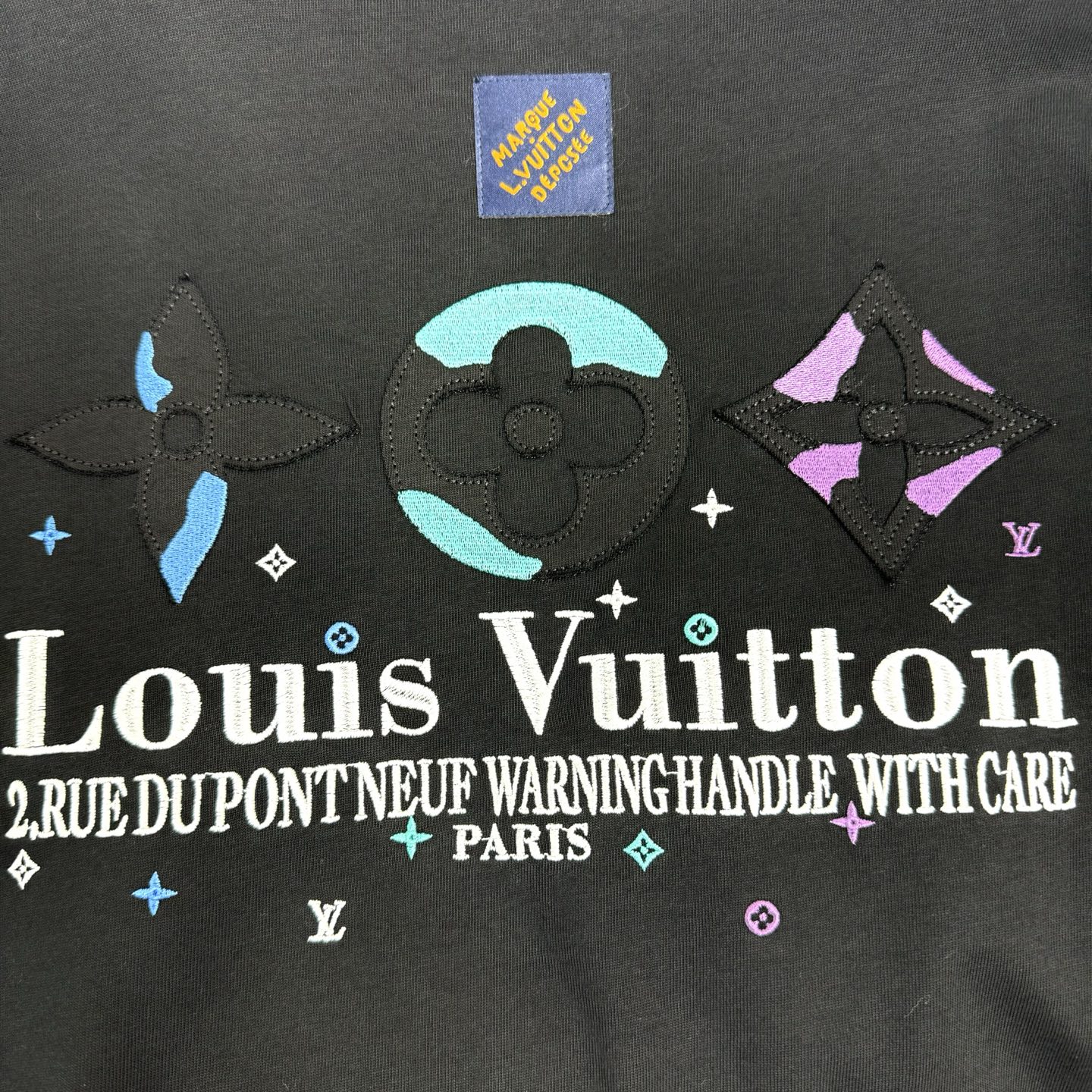Louis Vuitton 26ss LV 驴家早春新款圆领短袖 采用270克纯棉面料 挨针绣花后幅贴本布刺绣 细节满满