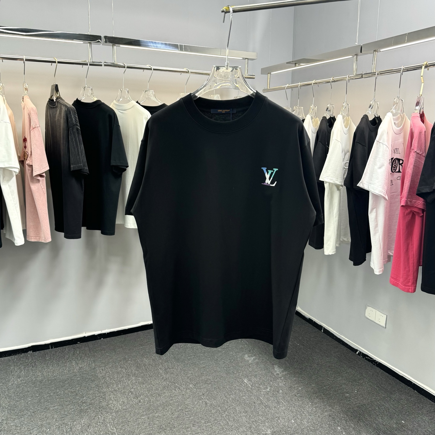 Louis Vuitton 26ss LV 驴家早春新款圆领短袖 采用270克纯棉面料 挨针绣花后幅贴本布刺绣 细节满满