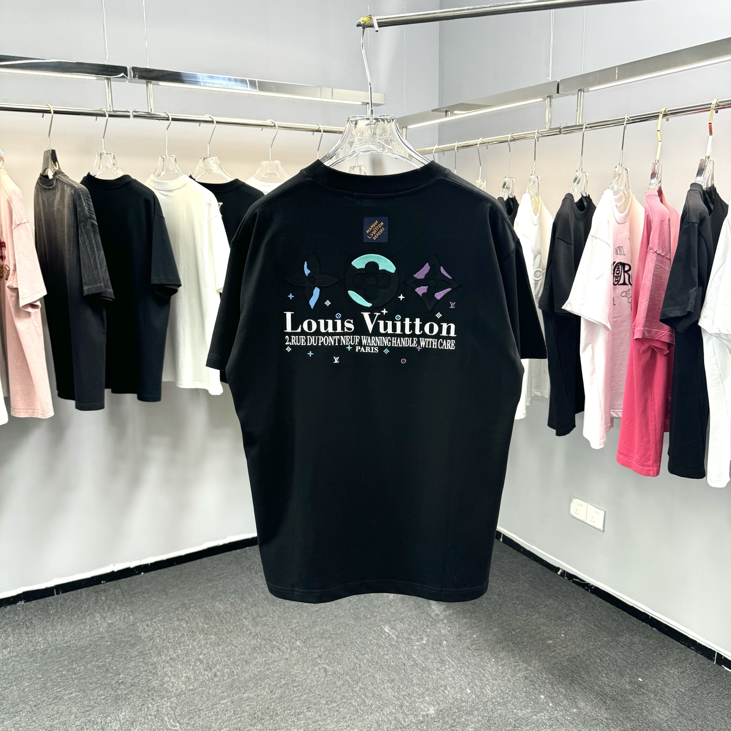 Louis Vuitton 26ss LV 驴家早春新款圆领短袖 采用270克纯棉面料 挨针绣花后幅贴本布刺绣 细节满满