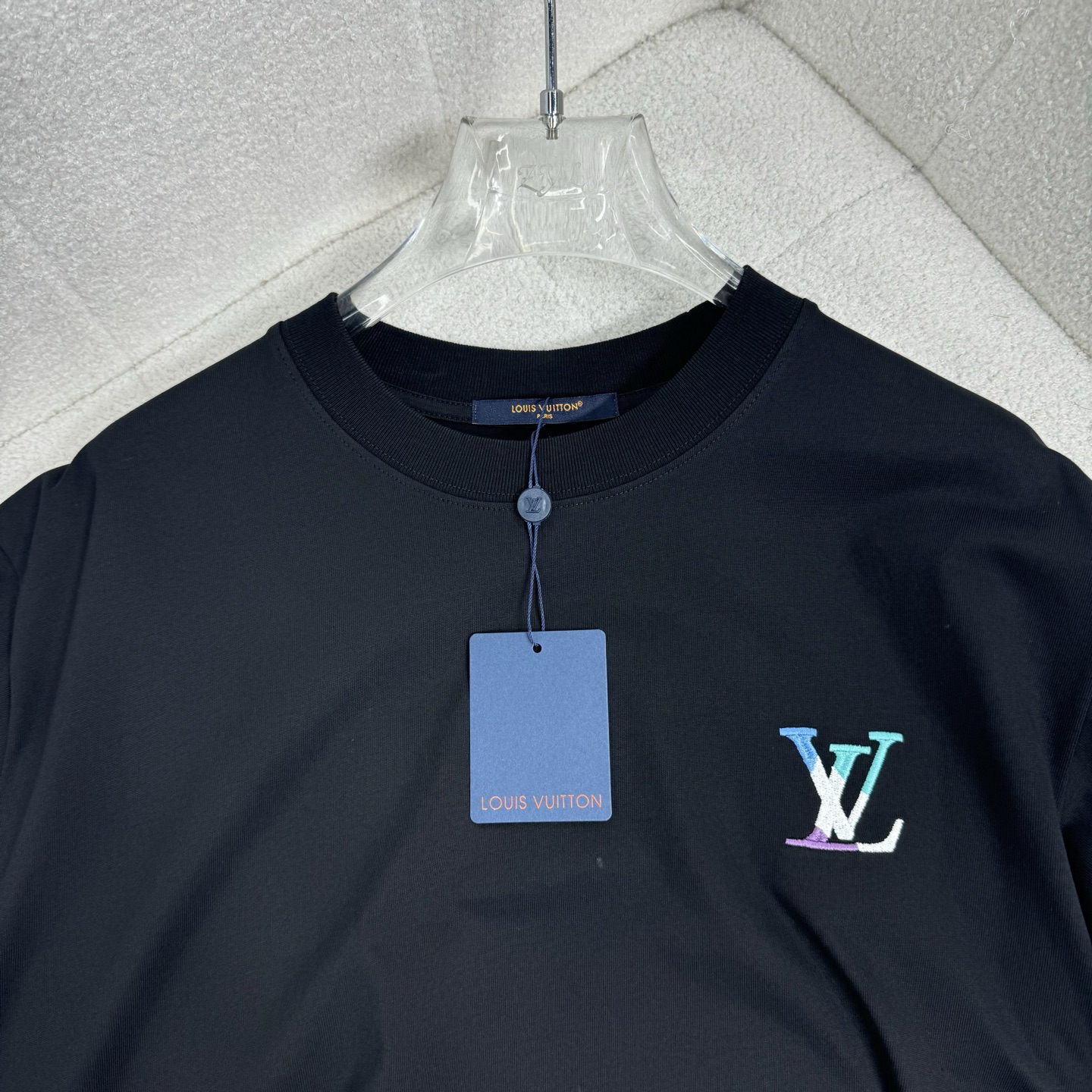 Louis Vuitton 26ss LV 驴家早春新款圆领短袖 采用270克纯棉面料 挨针绣花后幅贴本布刺绣 细节满满