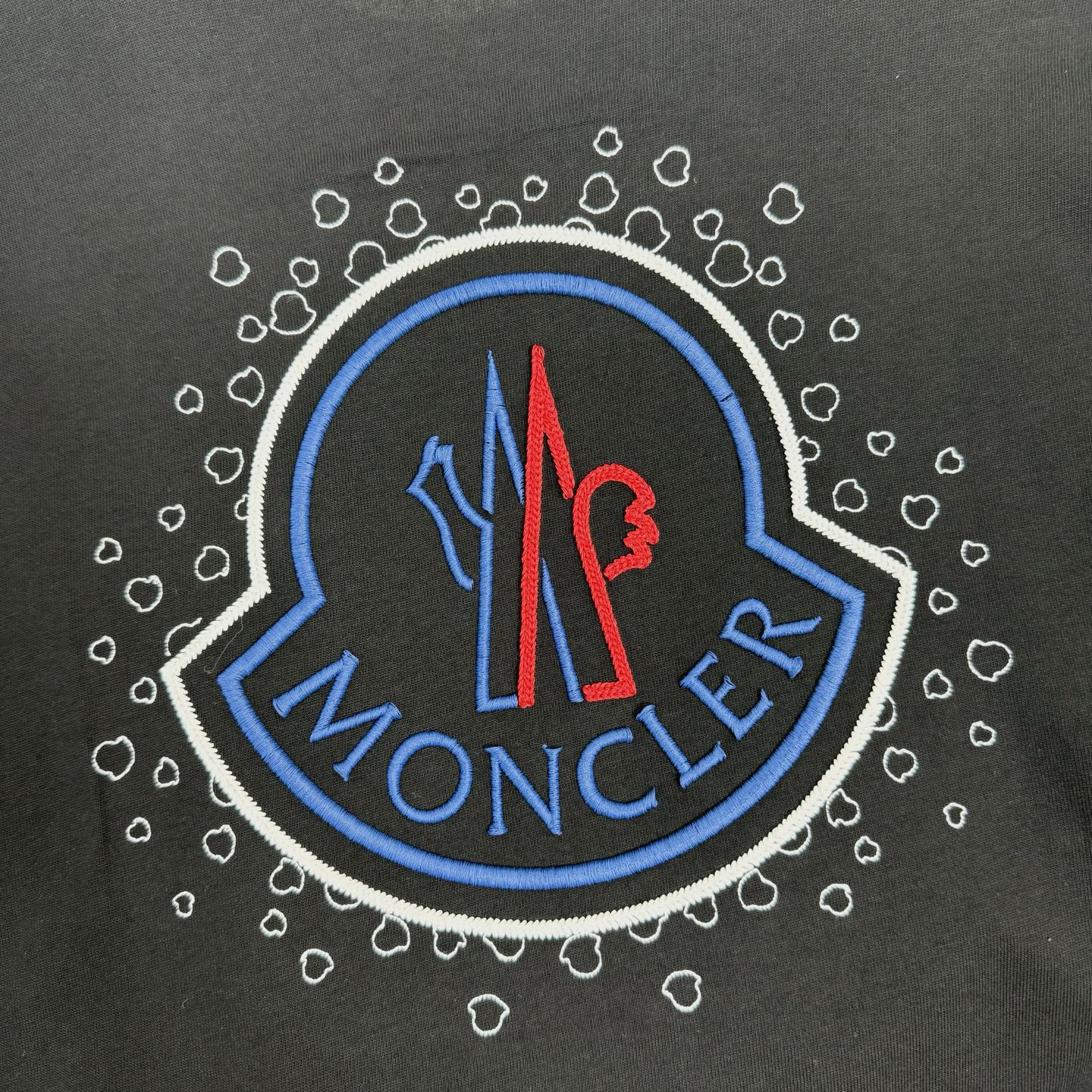 Moncler Moncler 蒙口2026ss春夏新款 270克双纱纯棉面料 圆领短袖 重工中空绣花