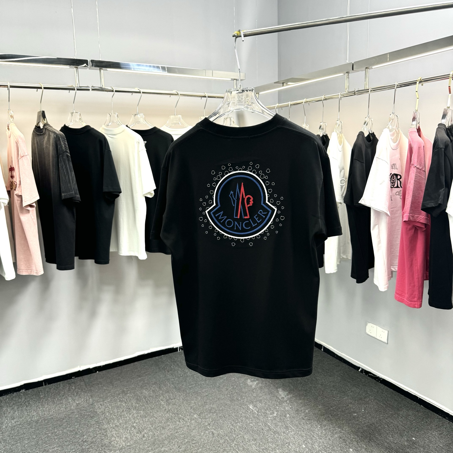 Moncler Moncler 蒙口2026ss春夏新款 270克双纱纯棉面料 圆领短袖 重工中空绣花