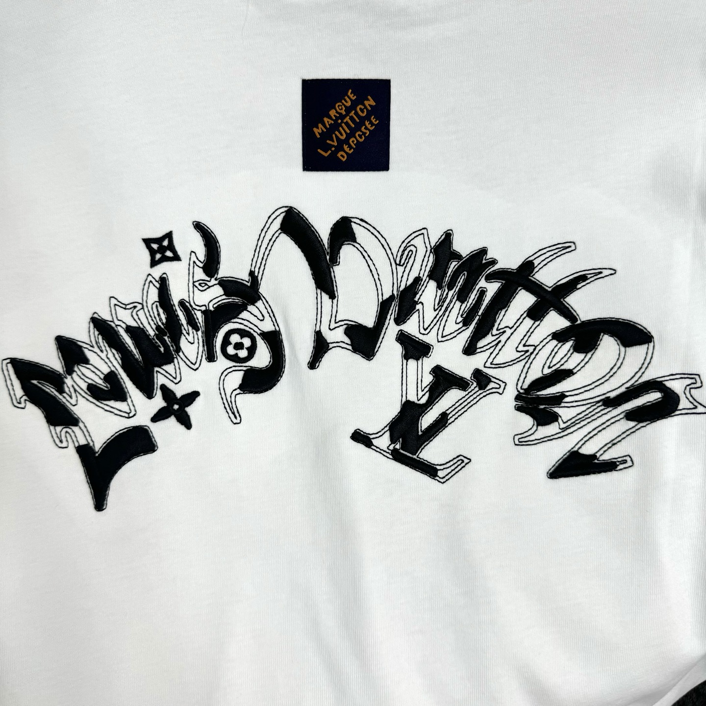 Louis Vuitton 26ss LV 驴家早春新款圆领短袖 采用270克纯棉面料 单针立体绣花工艺 细节满满
