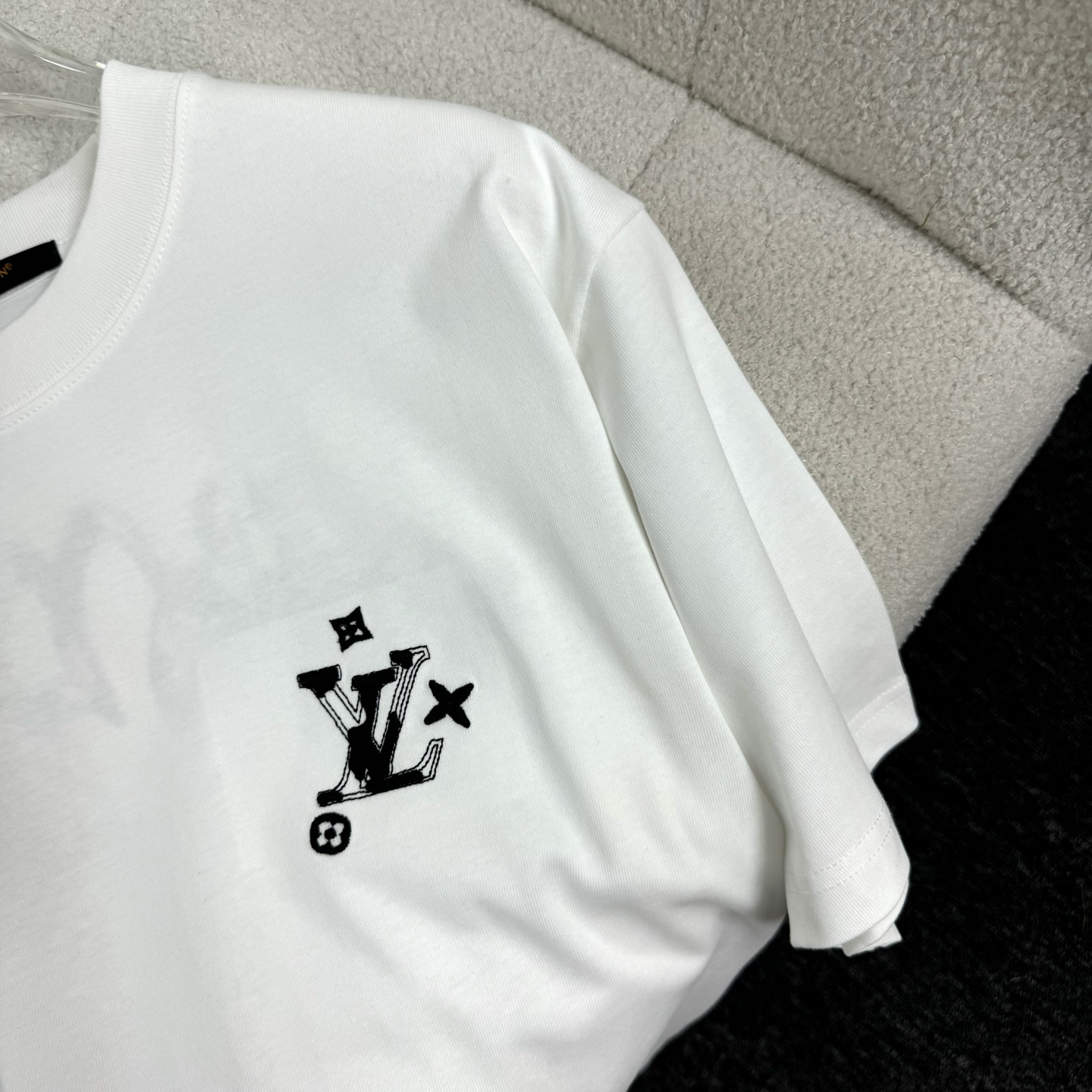 Louis Vuitton 26ss LV 驴家早春新款圆领短袖 采用270克纯棉面料 单针立体绣花工艺 细节满满