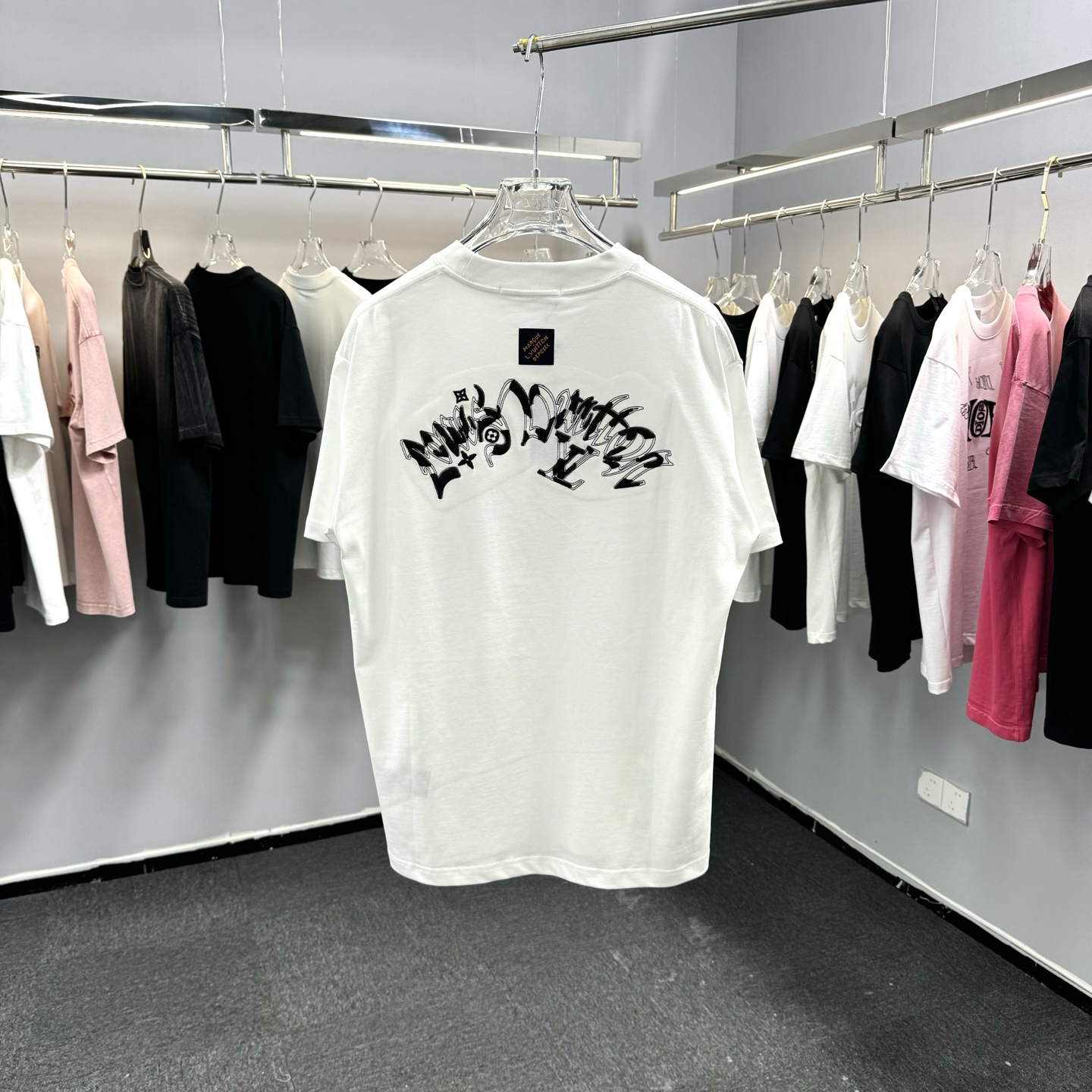Louis Vuitton 26ss LV 驴家早春新款圆领短袖 采用270克纯棉面料 单针立体绣花工艺 细节满满