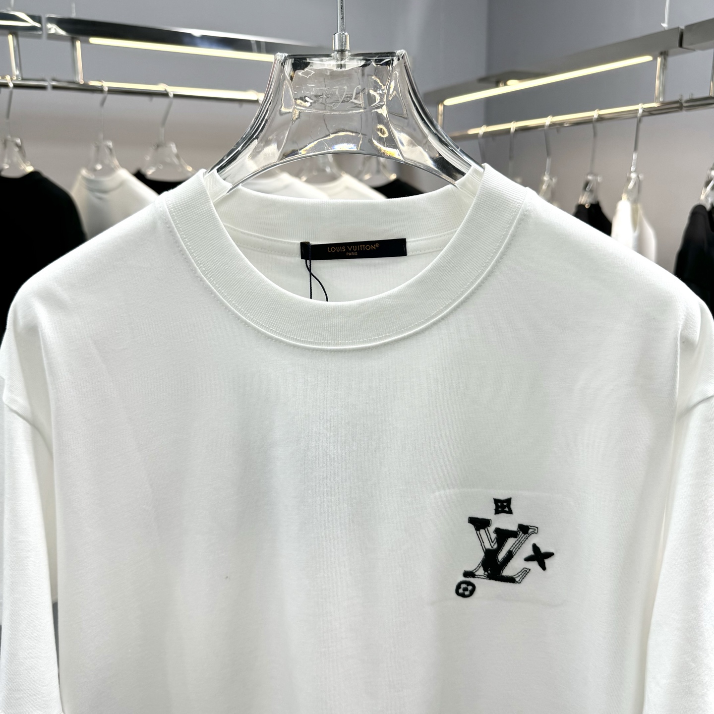 Louis Vuitton 26ss LV 驴家早春新款圆领短袖 采用270克纯棉面料 单针立体绣花工艺 细节满满