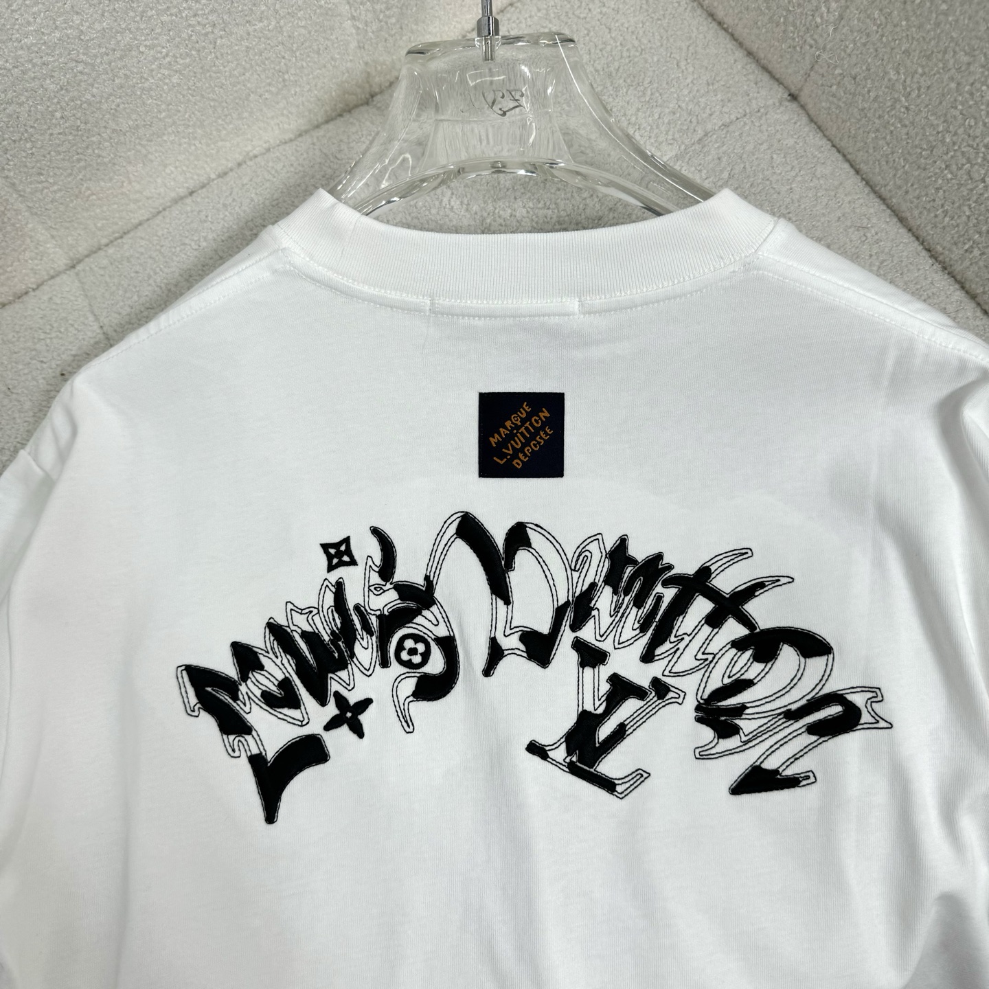 Louis Vuitton 26ss LV 驴家早春新款圆领短袖 采用270克纯棉面料 单针立体绣花工艺 细节满满