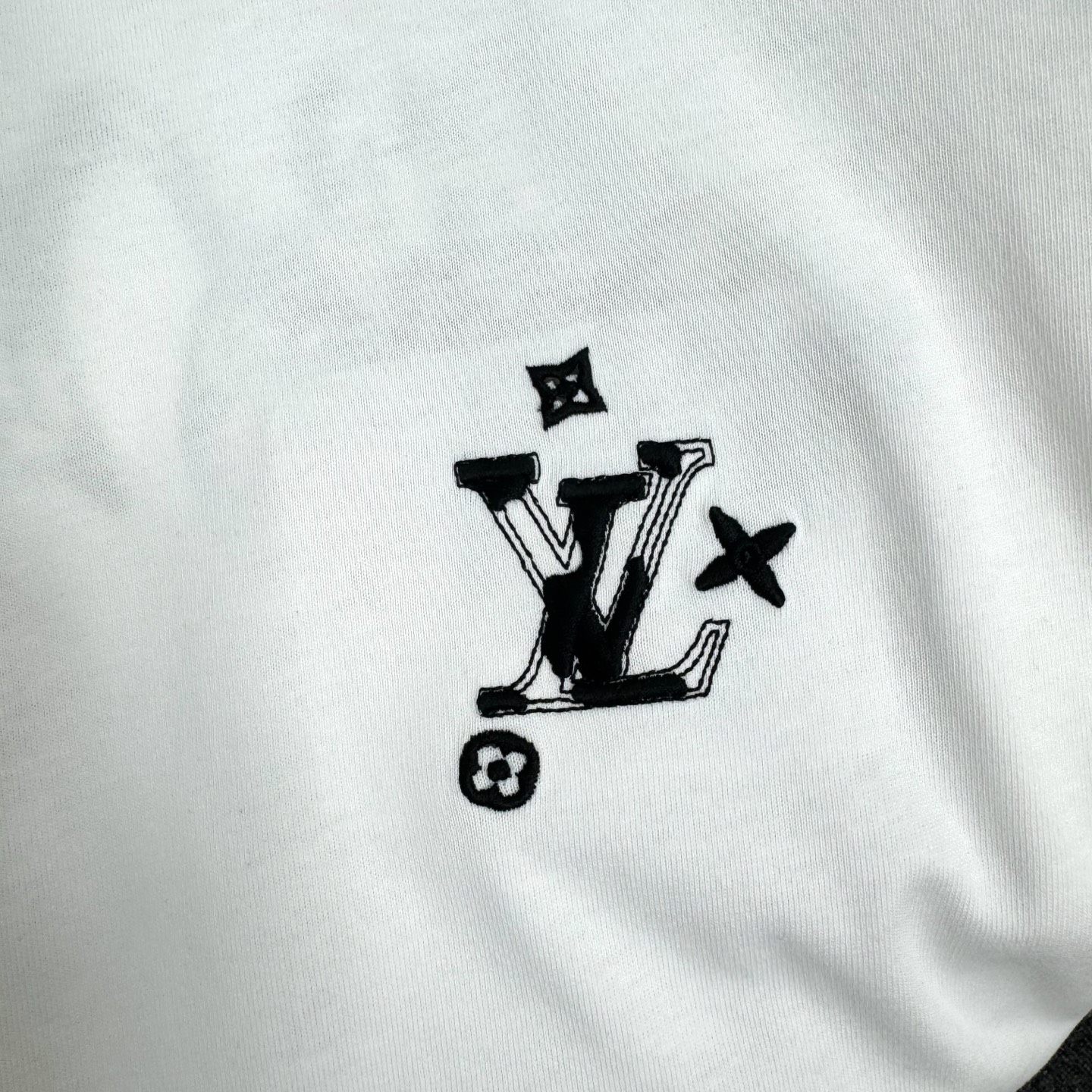 Louis Vuitton 26ss LV 驴家早春新款圆领短袖 采用270克纯棉面料 单针立体绣花工艺 细节满满