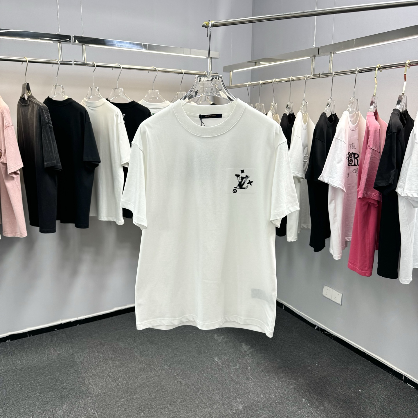 Louis Vuitton 26ss LV 驴家早春新款圆领短袖 采用270克纯棉面料 单针立体绣花工艺 细节满满