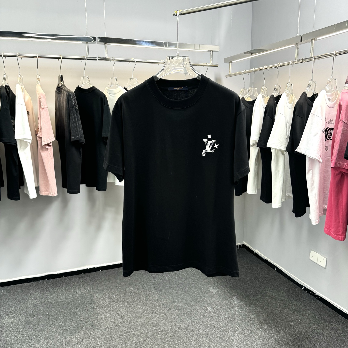 Louis Vuitton 26ss LV 驴家早春新款圆领短袖 采用270克纯棉面料 单针立体绣花工艺 细节满满