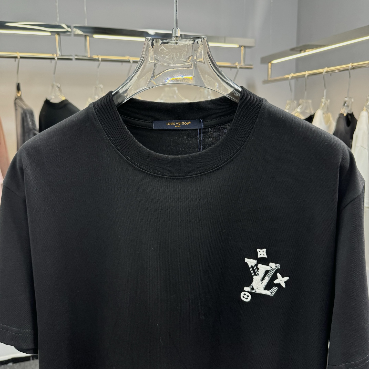 Louis Vuitton 26ss LV 驴家早春新款圆领短袖 采用270克纯棉面料 单针立体绣花工艺 细节满满