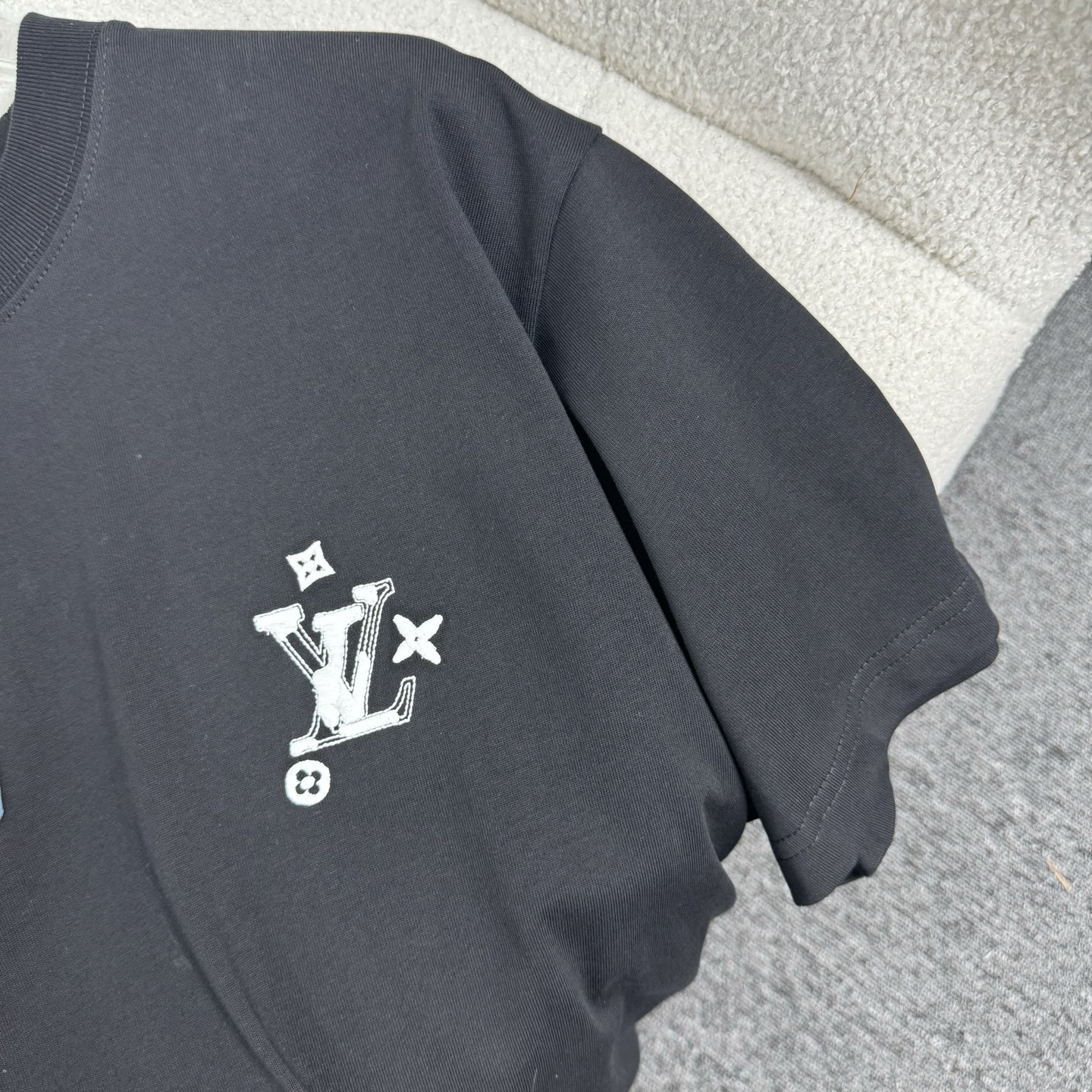 Louis Vuitton 26ss LV 驴家早春新款圆领短袖 采用270克纯棉面料 单针立体绣花工艺 细节满满