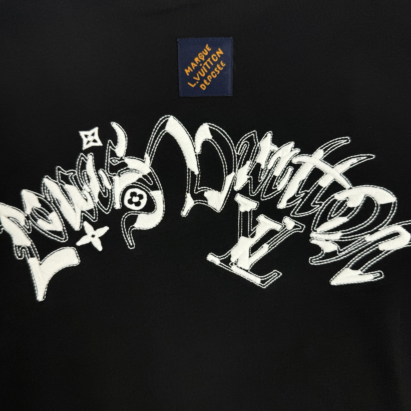 Louis Vuitton 26ss LV 驴家早春新款圆领短袖 采用270克纯棉面料 单针立体绣花工艺 细节满满