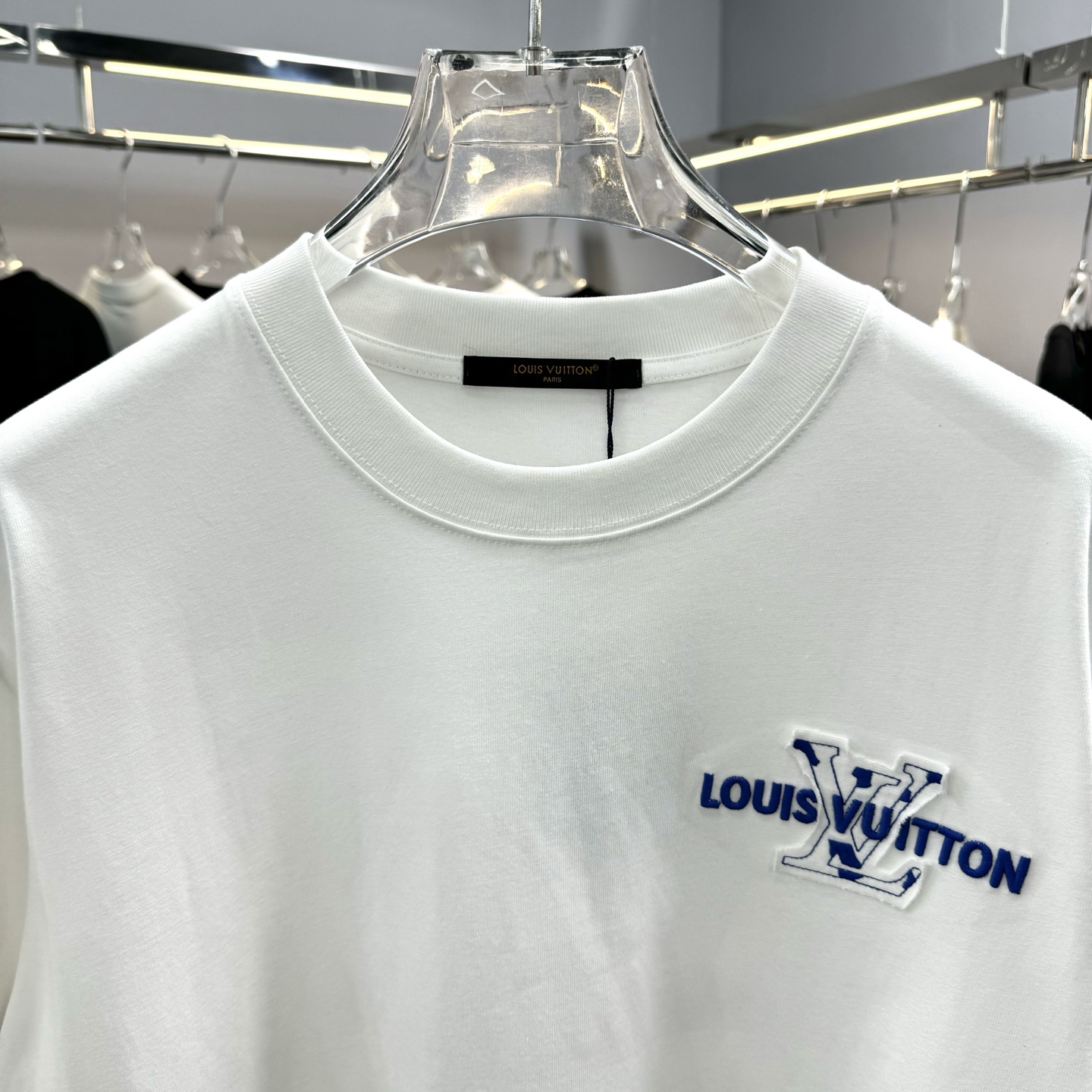 Louis Vuitton 26ss LV 驴家早春新款圆领短袖 采用270克纯棉面料 贴本布绣花 后幅车小蓝标 细节满满