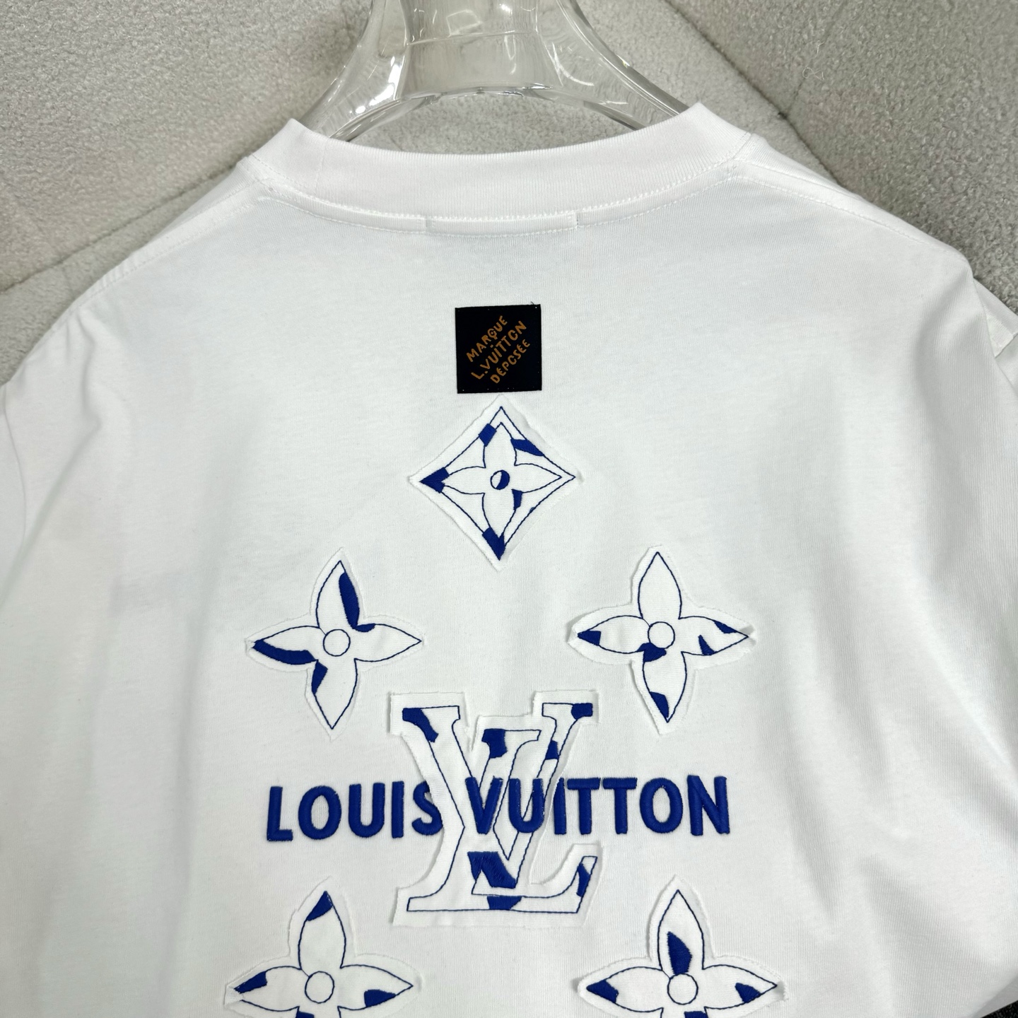 Louis Vuitton 26ss LV 驴家早春新款圆领短袖 采用270克纯棉面料 贴本布绣花 后幅车小蓝标 细节满满