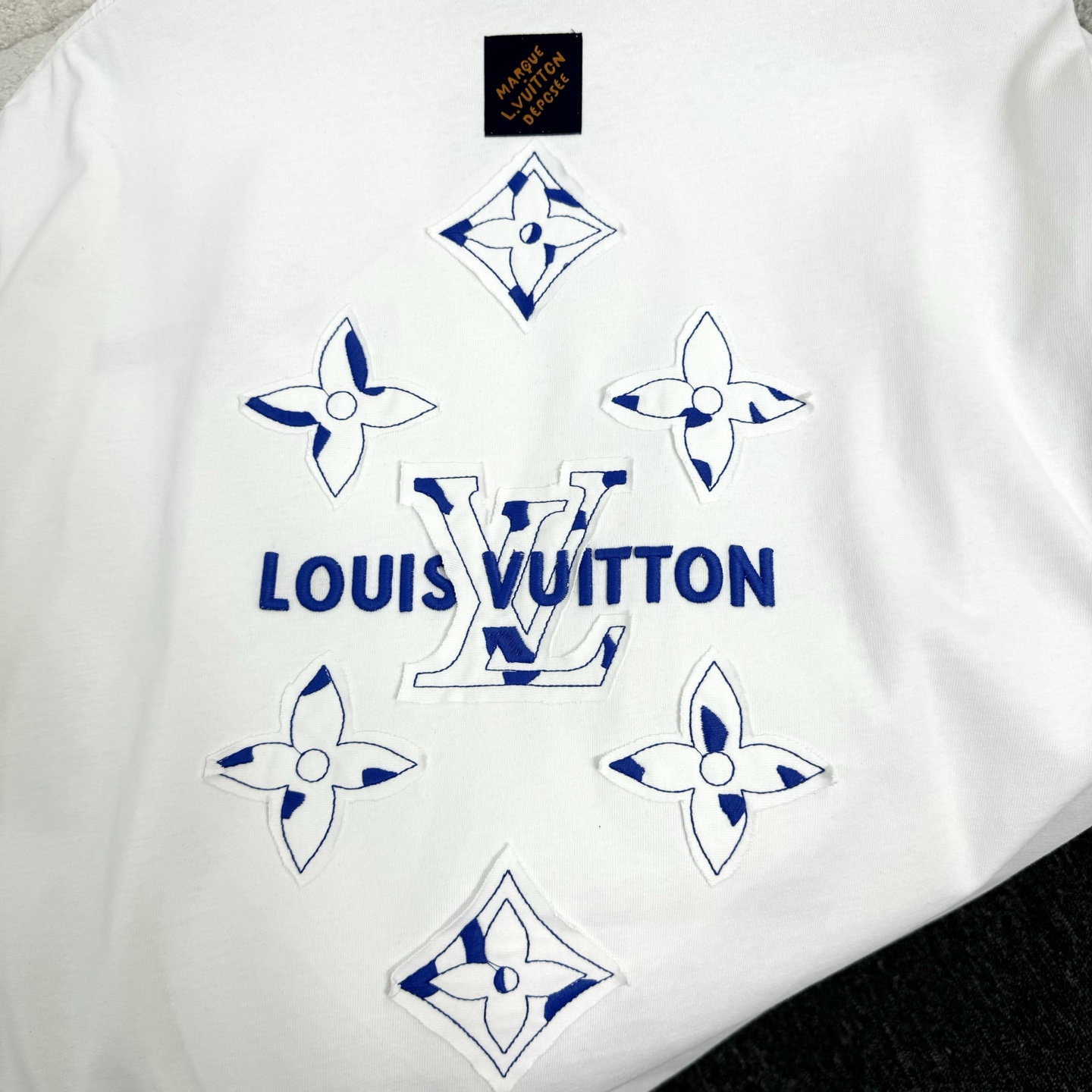 Louis Vuitton 26ss LV 驴家早春新款圆领短袖 采用270克纯棉面料 贴本布绣花 后幅车小蓝标 细节满满