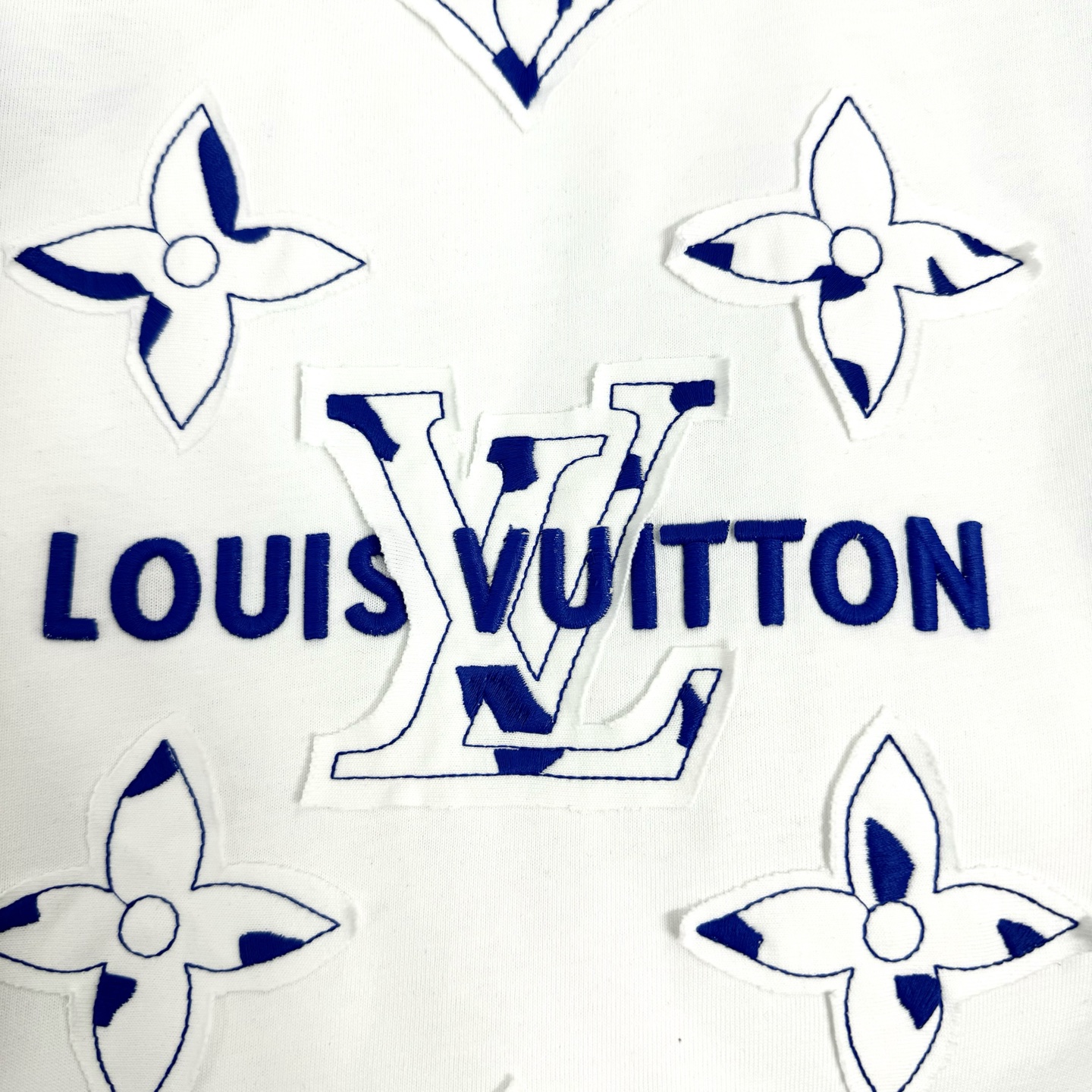 Louis Vuitton 26ss LV 驴家早春新款圆领短袖 采用270克纯棉面料 贴本布绣花 后幅车小蓝标 细节满满