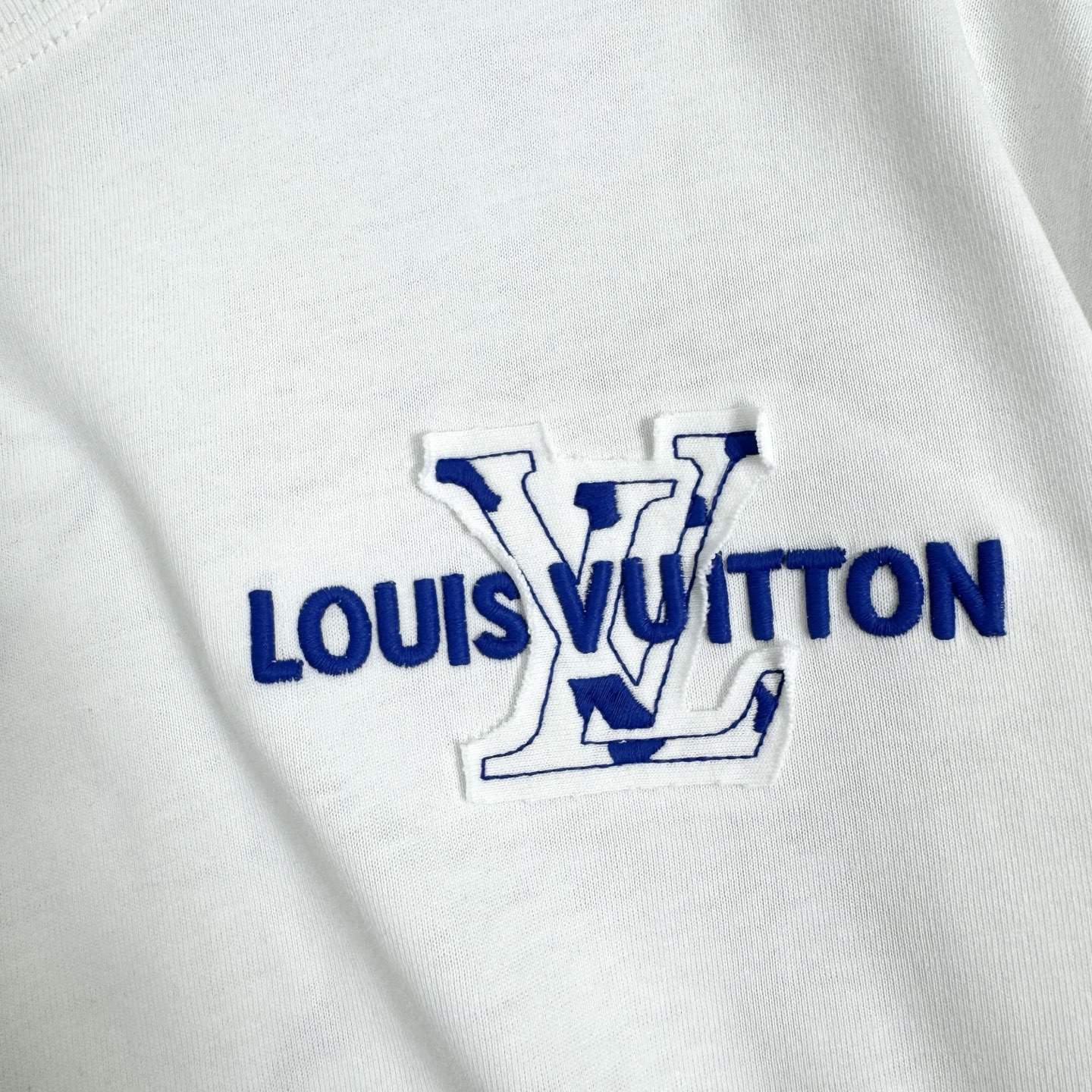 Louis Vuitton 26ss LV 驴家早春新款圆领短袖 采用270克纯棉面料 贴本布绣花 后幅车小蓝标 细节满满