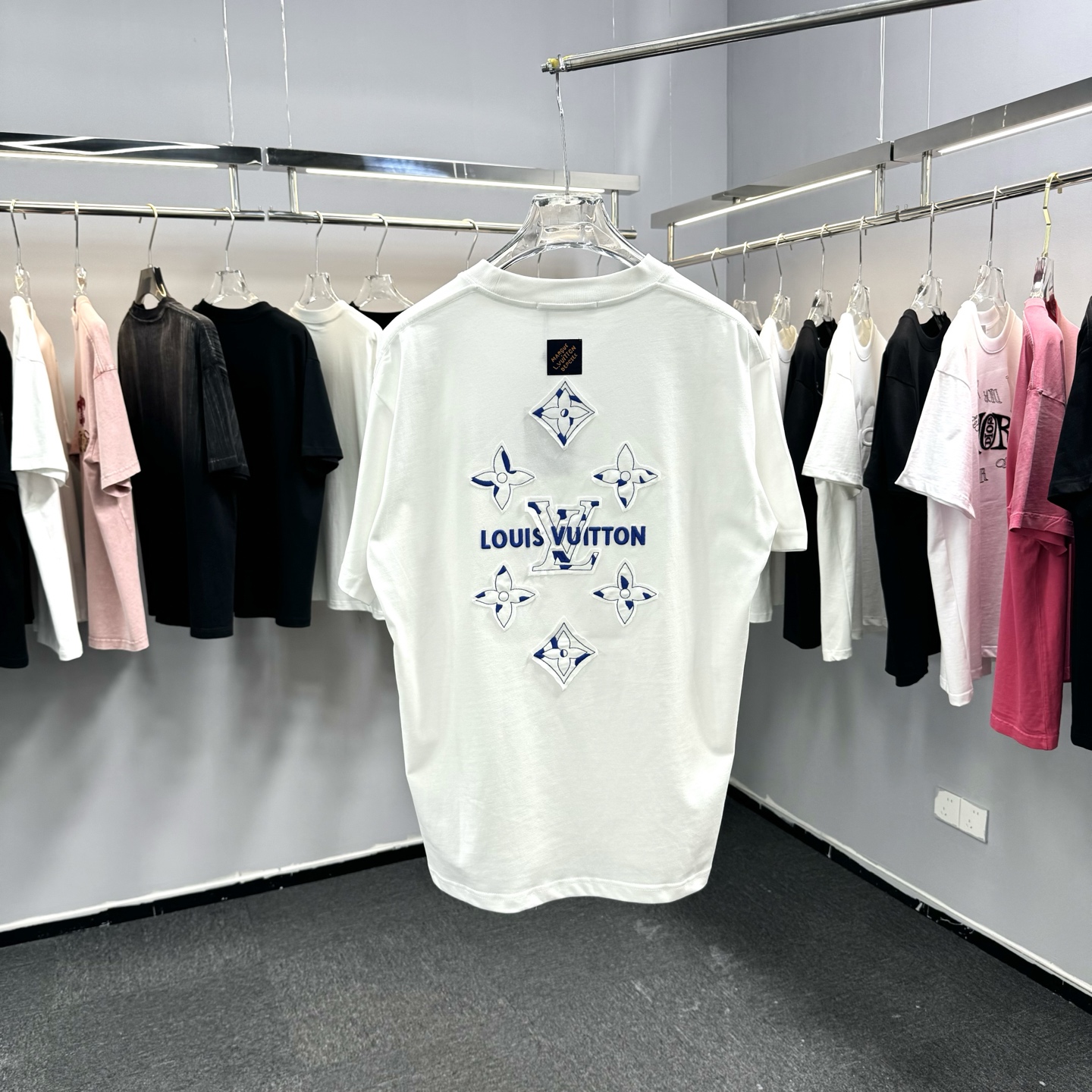 Louis Vuitton 26ss LV 驴家早春新款圆领短袖 采用270克纯棉面料 贴本布绣花 后幅车小蓝标 细节满满