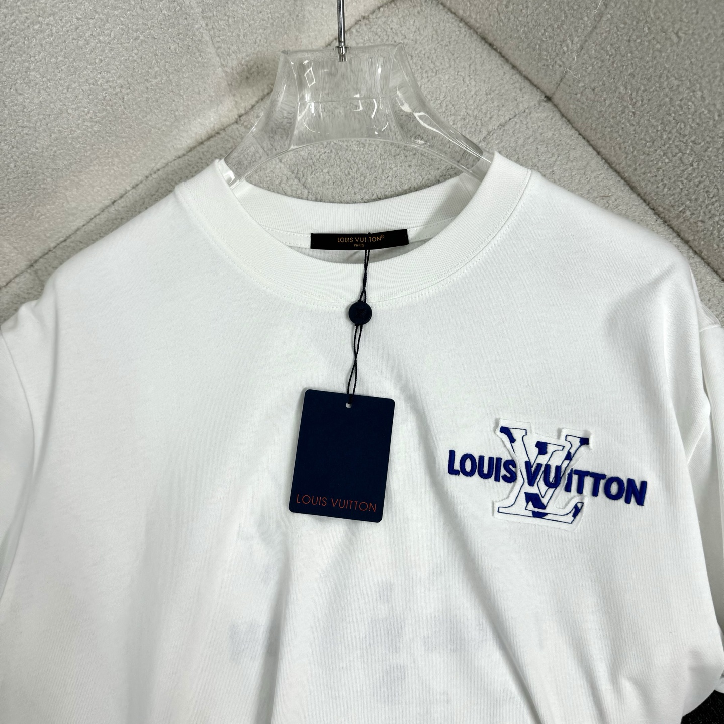 Louis Vuitton 26ss LV 驴家早春新款圆领短袖 采用270克纯棉面料 贴本布绣花 后幅车小蓝标 细节满满
