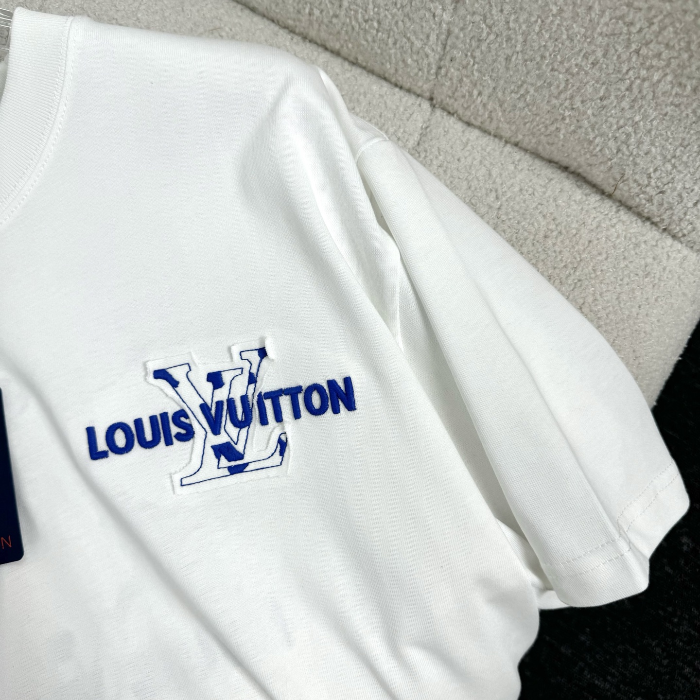 Louis Vuitton 26ss LV 驴家早春新款圆领短袖 采用270克纯棉面料 贴本布绣花 后幅车小蓝标 细节满满
