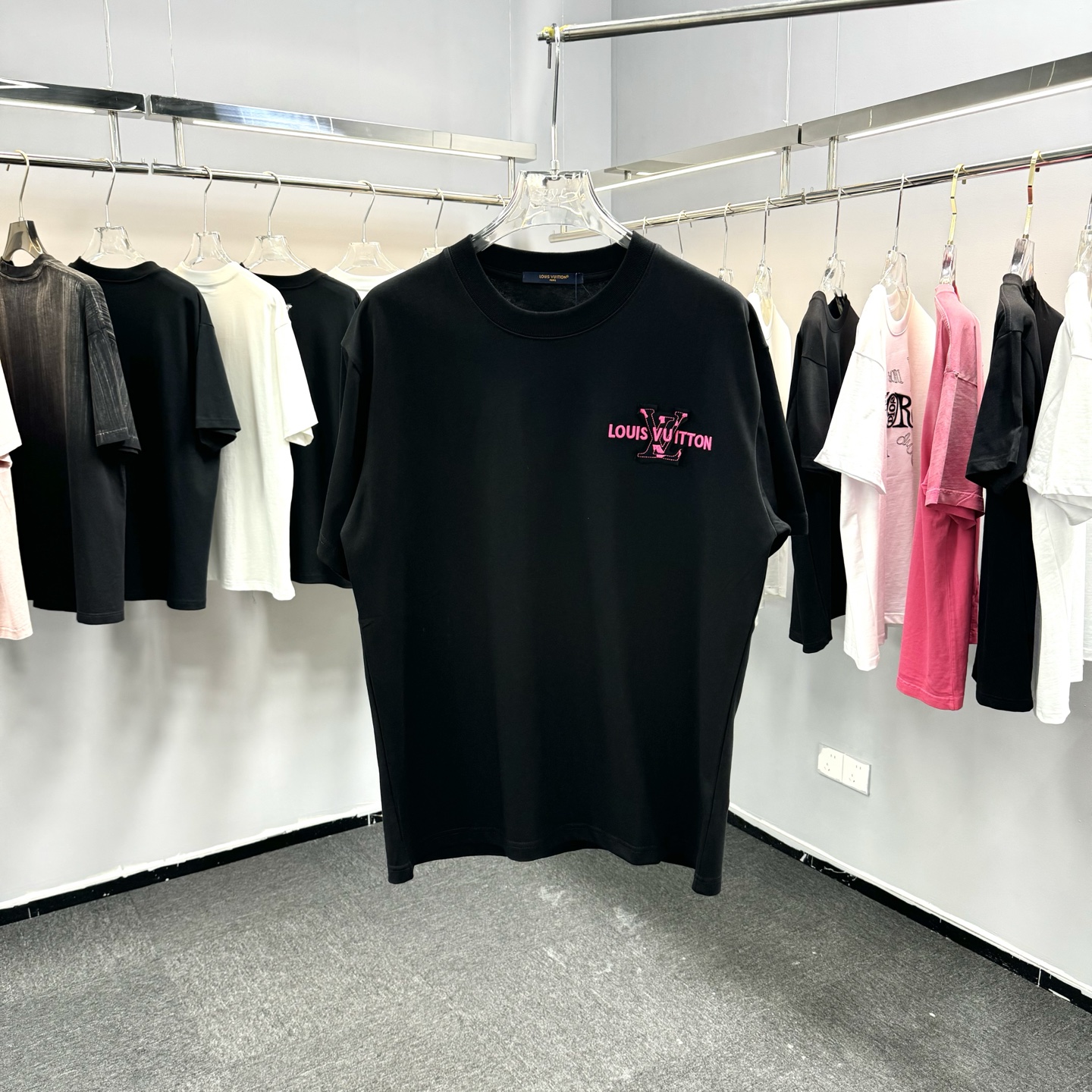 Louis Vuitton 26ss LV 驴家早春新款圆领短袖 采用270克纯棉面料 贴本布绣花 后幅车小蓝标 细节满满