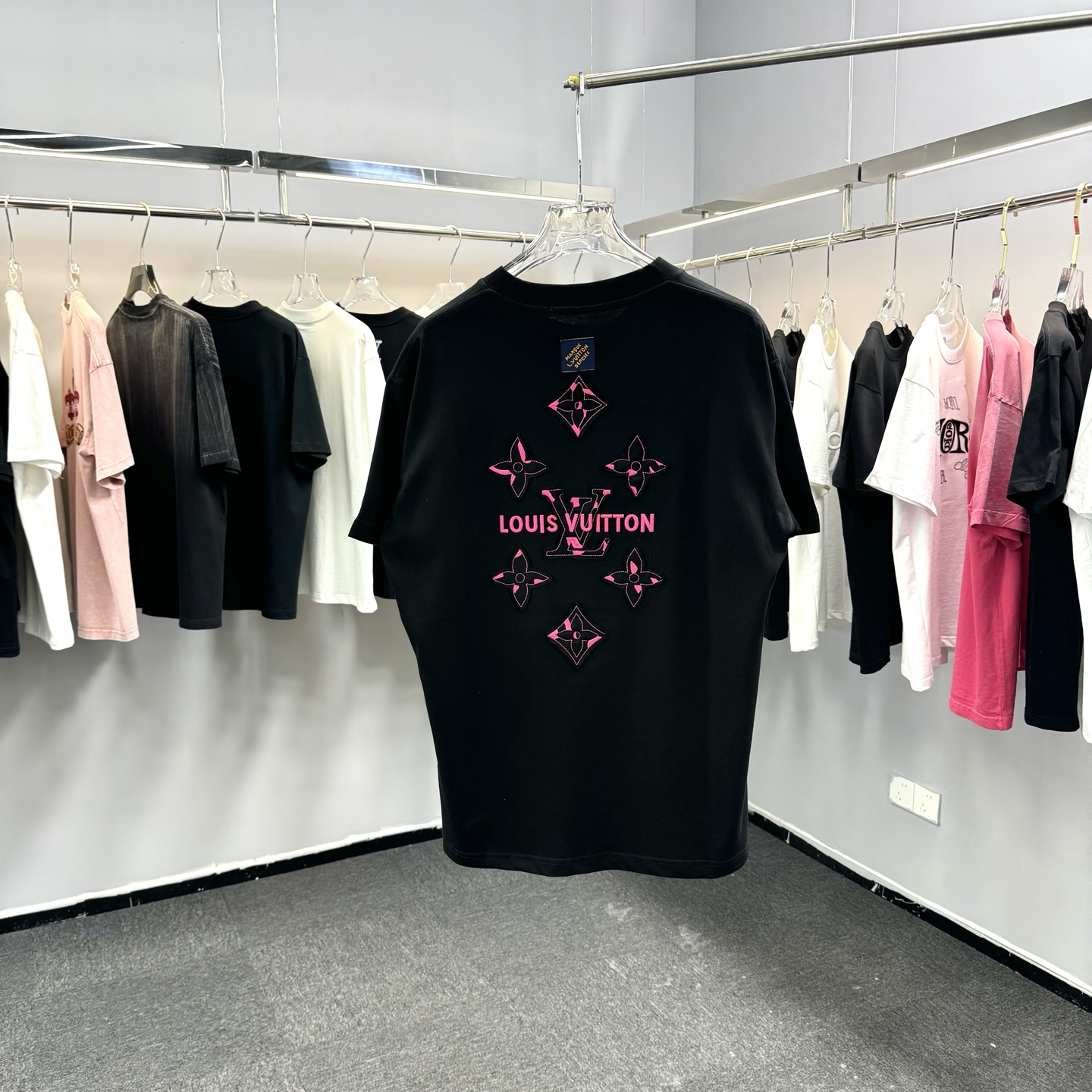 Louis Vuitton 26ss LV 驴家早春新款圆领短袖 采用270克纯棉面料 贴本布绣花 后幅车小蓝标 细节满满