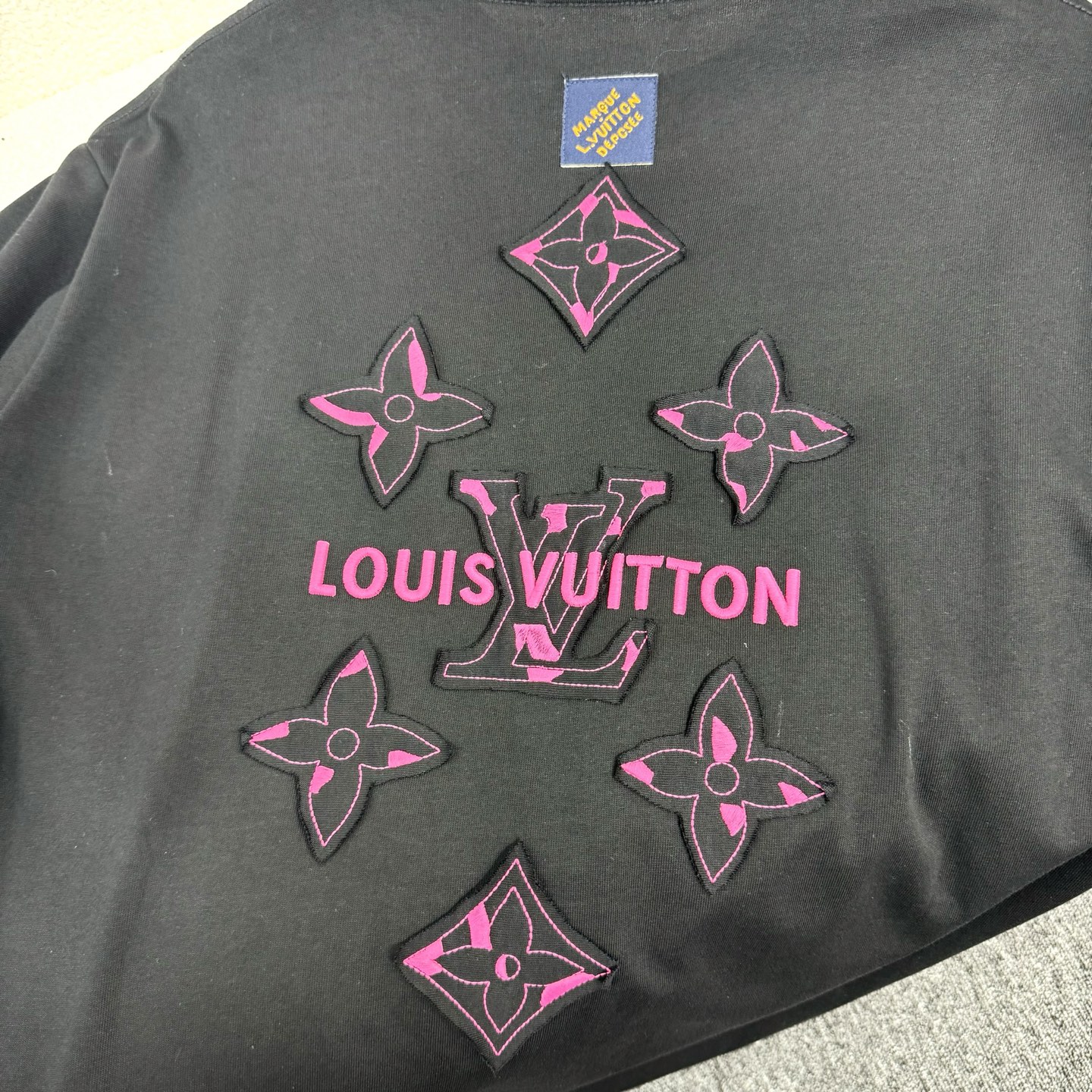 Louis Vuitton 26ss LV 驴家早春新款圆领短袖 采用270克纯棉面料 贴本布绣花 后幅车小蓝标 细节满满