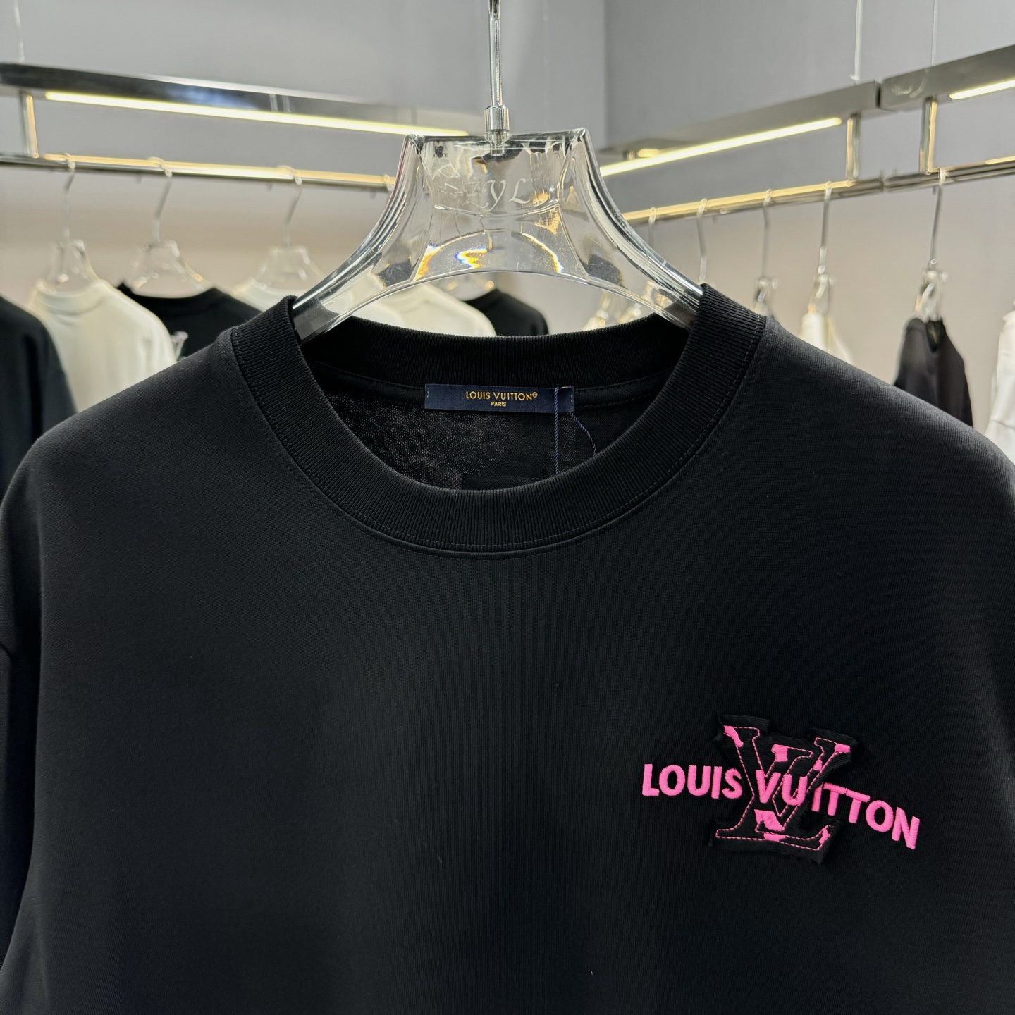 Louis Vuitton 26ss LV 驴家早春新款圆领短袖 采用270克纯棉面料 贴本布绣花 后幅车小蓝标 细节满满