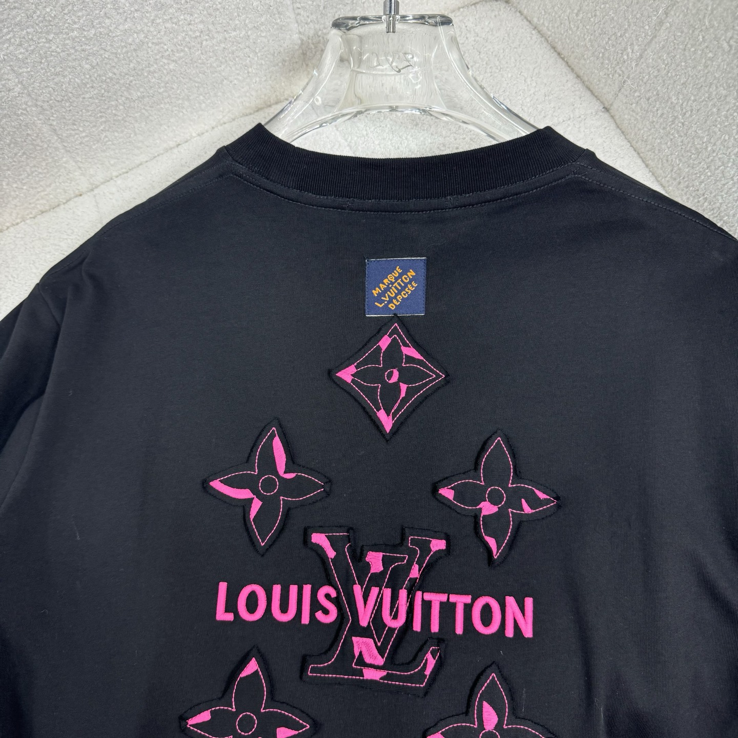 Louis Vuitton 26ss LV 驴家早春新款圆领短袖 采用270克纯棉面料 贴本布绣花 后幅车小蓝标 细节满满