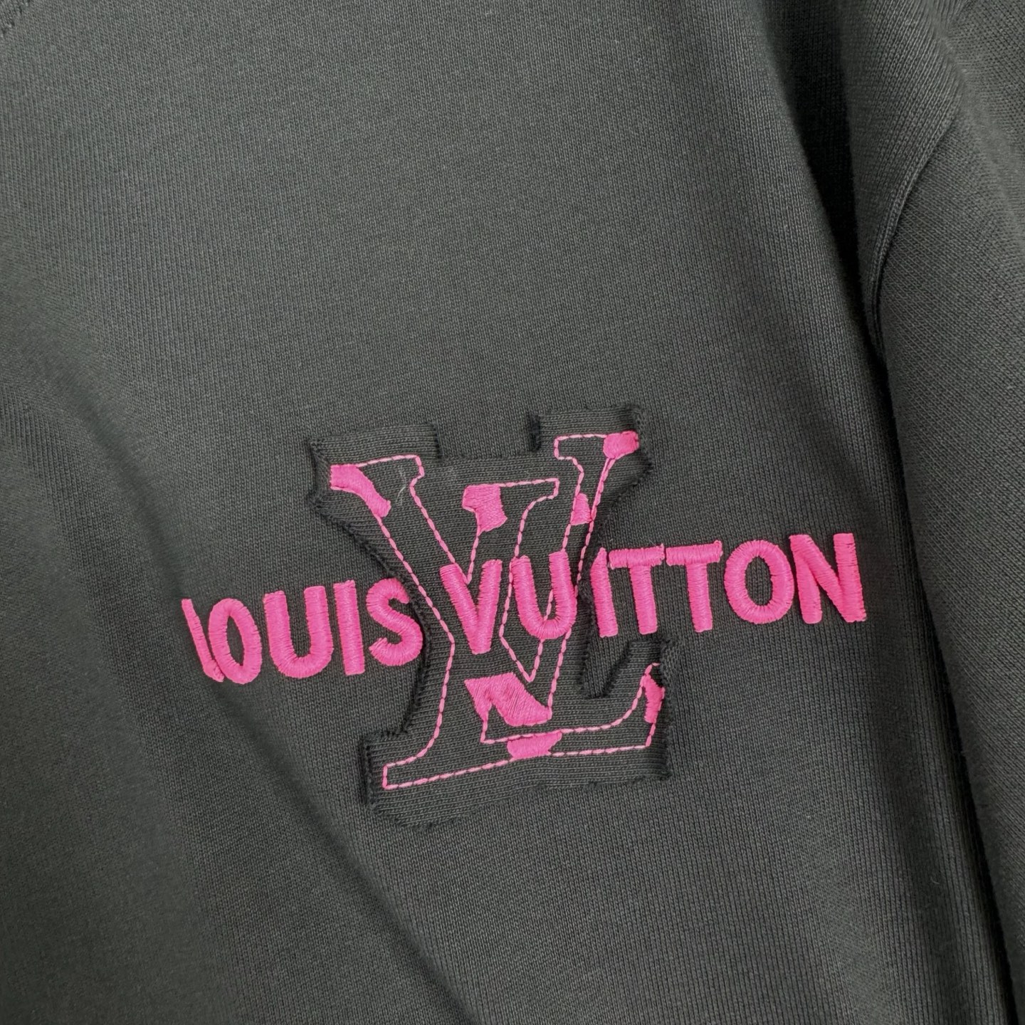 Louis Vuitton 26ss LV 驴家早春新款圆领短袖 采用270克纯棉面料 贴本布绣花 后幅车小蓝标 细节满满